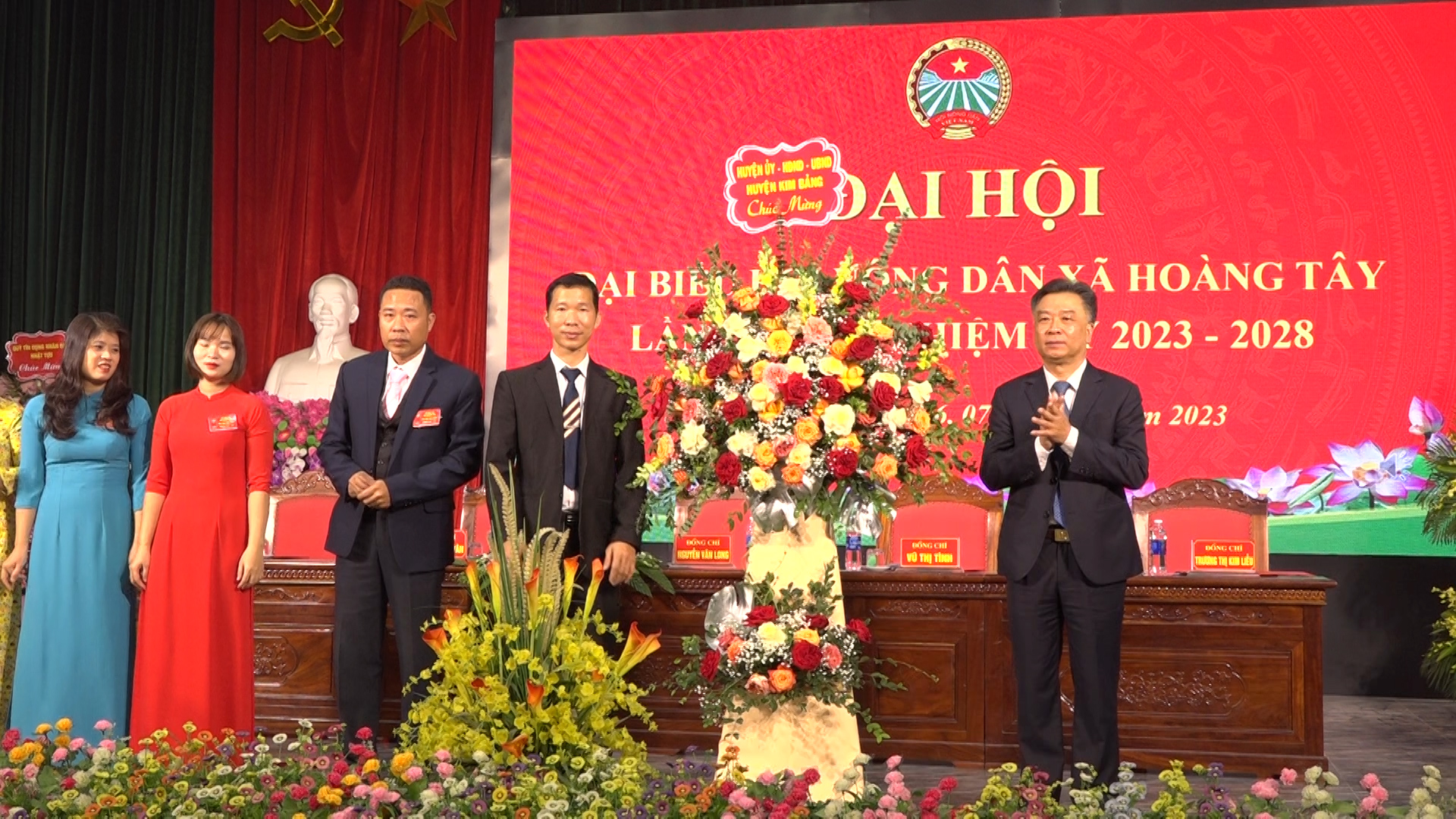 Lãnh đạo huyện Kim Bảng tặng hoa chúc mừng Đại hội hội nông dân xã Hoàng Tây.jpg