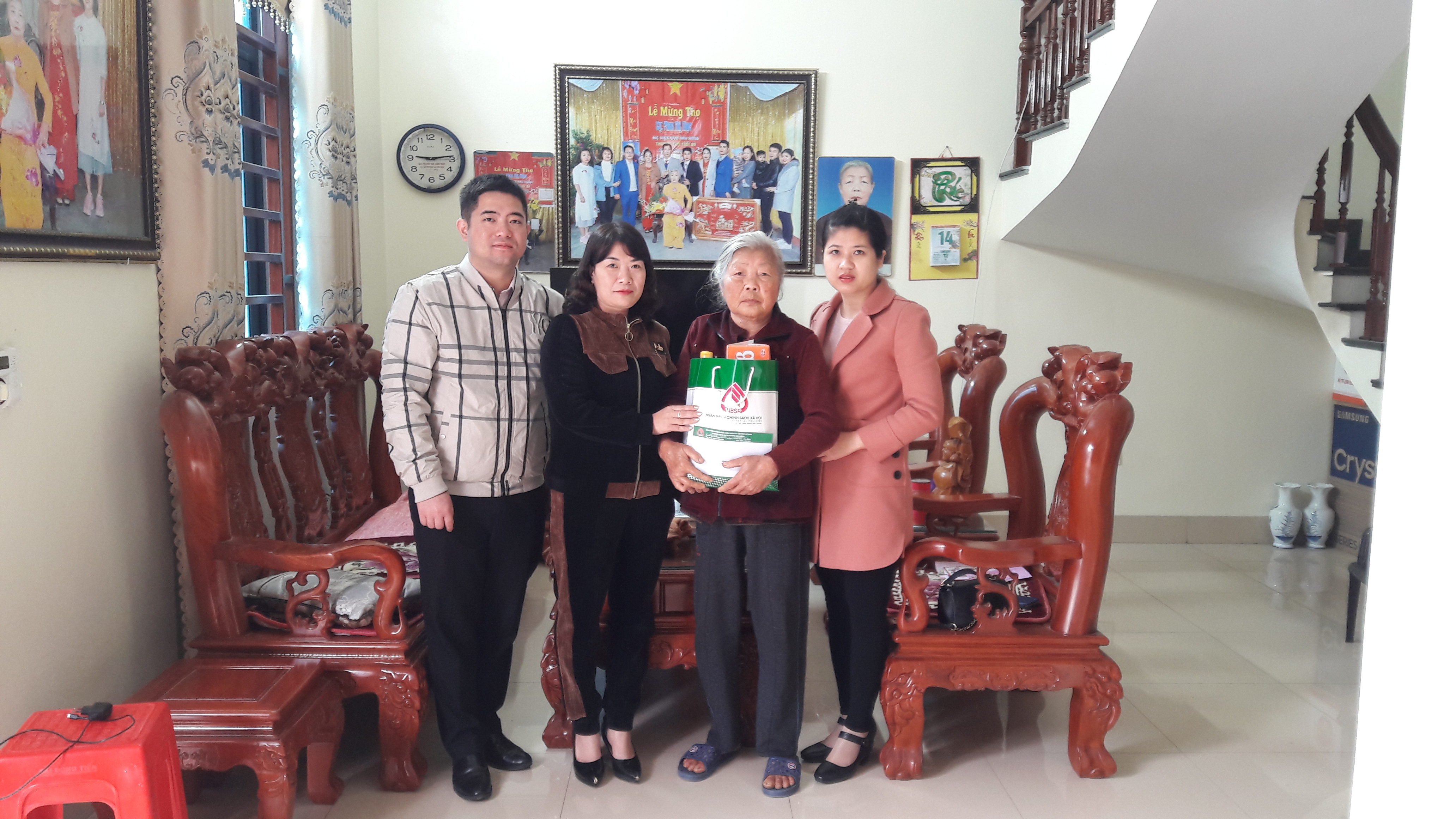 Cán bộ NHCSXH Kim Bảng tặng quà mẹ VNAH nhân dịp xuân Nhâm Dần 2022.jpg