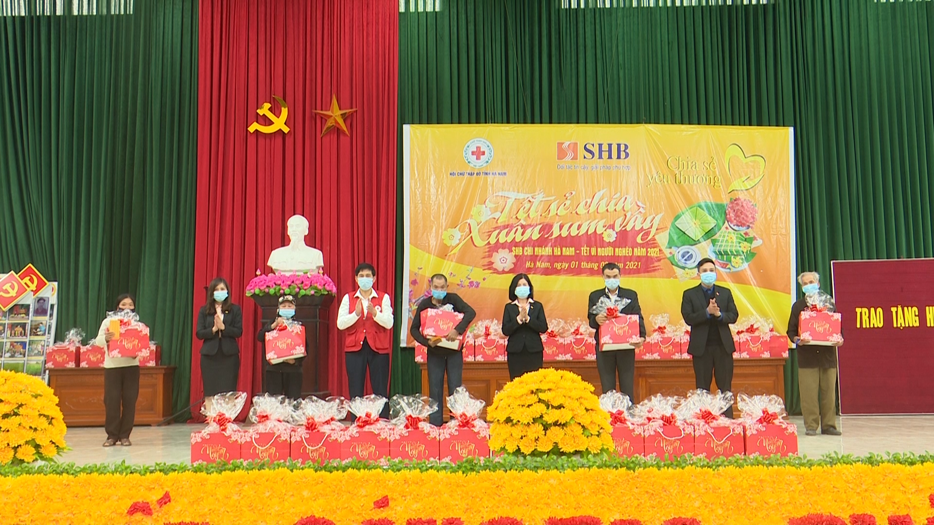 Hội CTĐ tỉnh trao quà xã Lê Hồ.bmp