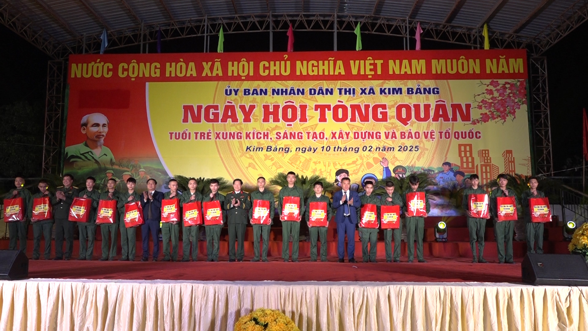 kim bang tô chưc ngay hôi tong quân..- cac đc lanh đao bô chqs tinh, lđ thi xa tăng qua tân binh nhâp ngu.jpg