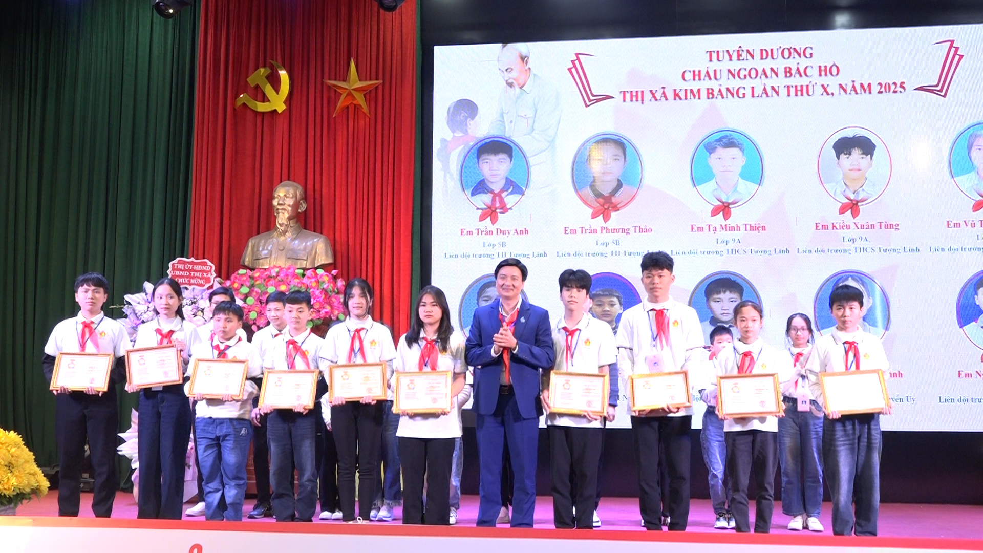 đai hôi chau ngoan bac hô thi xa kim bang..- lđ tinh đoan trao tăng phân thương cho cac đai biêu chau ngoan bac hô.jpg