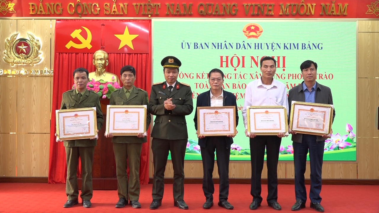 LĐ công an tỉnh trao tặng giấy khen tại hội nghị.jpg
