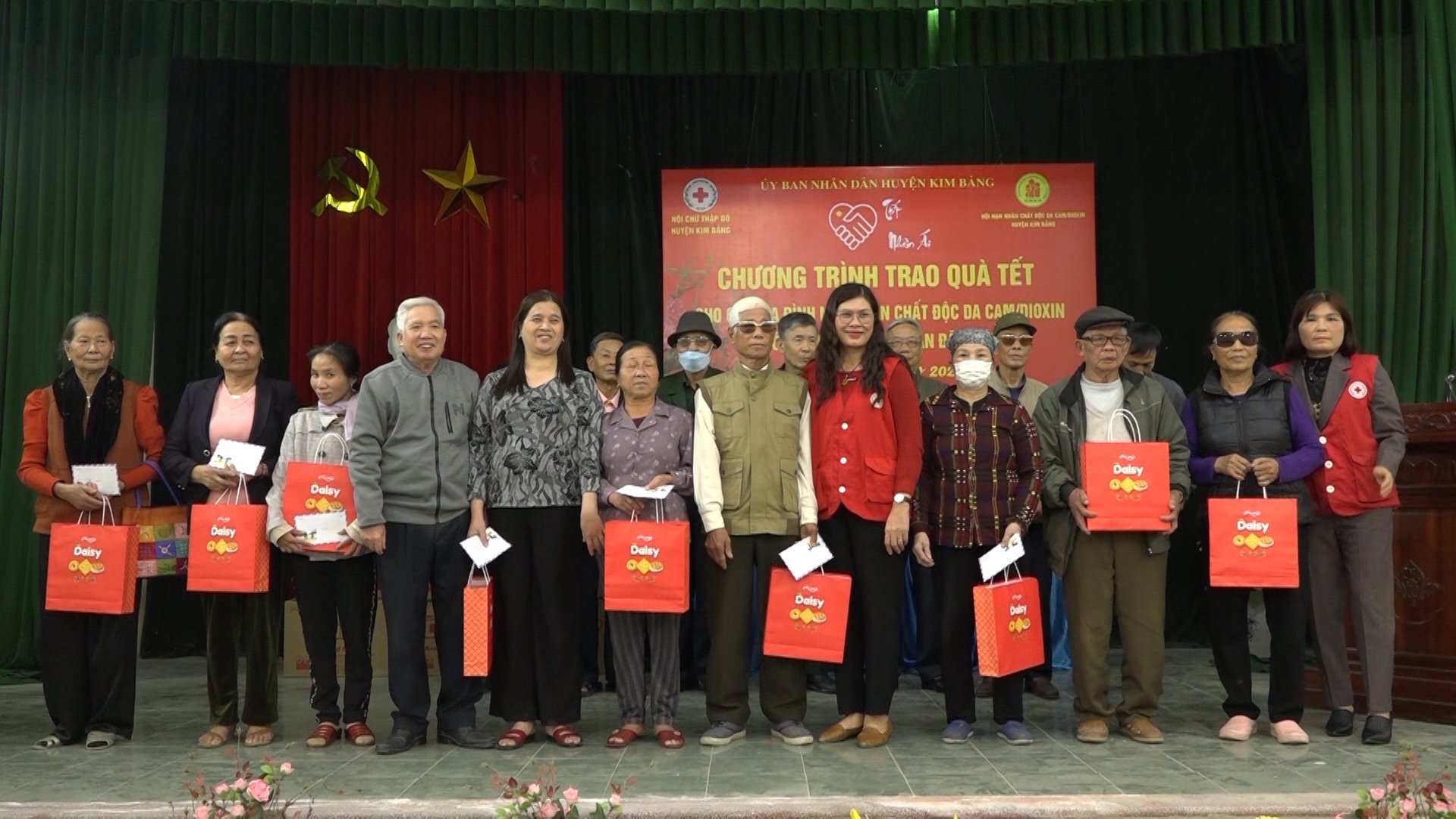 Hội NNCD Da cam Kim Bảng phối hợp trao quà tết cho các hội viên co hoàn cảnh khó khăn.jpg