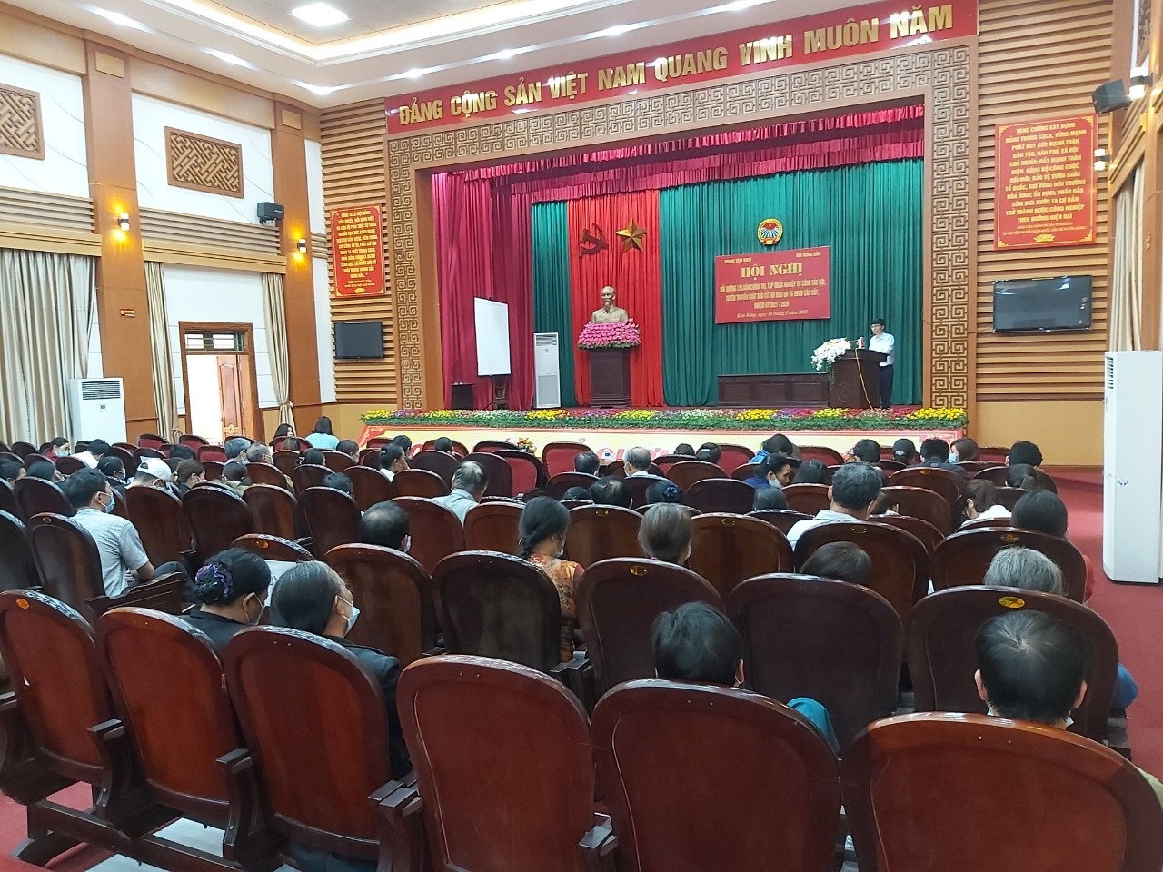 ĐC Tống Văn Tam - Phó chủ tịch Hội nông dân tỉnh  truyền đạt nghiệp vụ công  tác hội.jpg