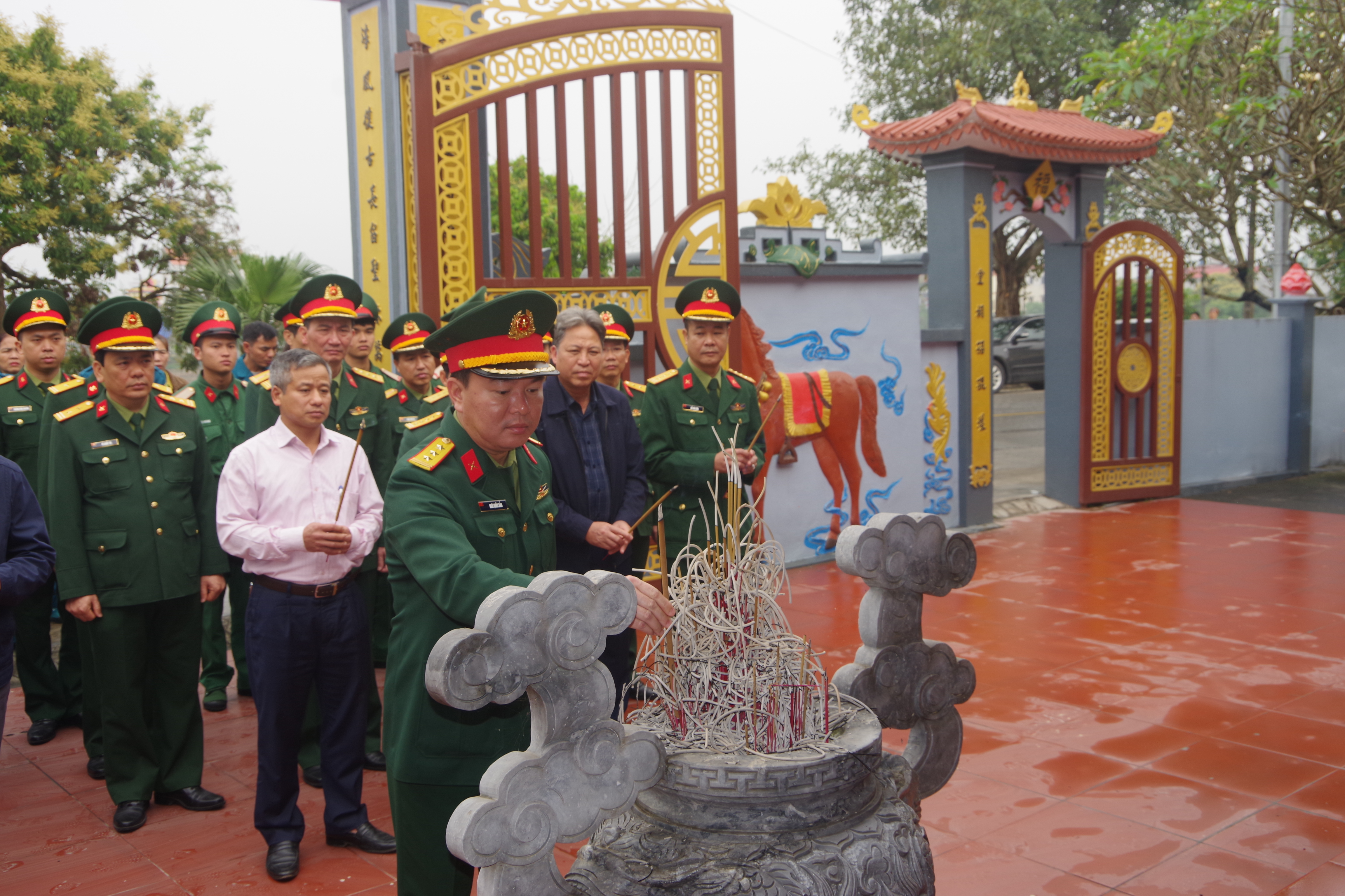 Thượng tá Ngô Quốc Bảo, Chính uỷ Bộ CHQS tỉnh cùng các đại biểu dâng hương tại Đình Bông.JPG