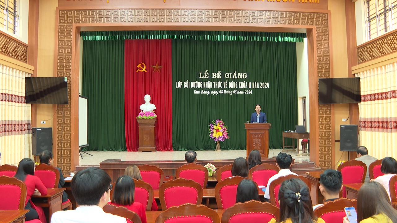 Lãnh đạo ban tổ chức huyện ủy phát biểu tại lễ bế giảng.jpg