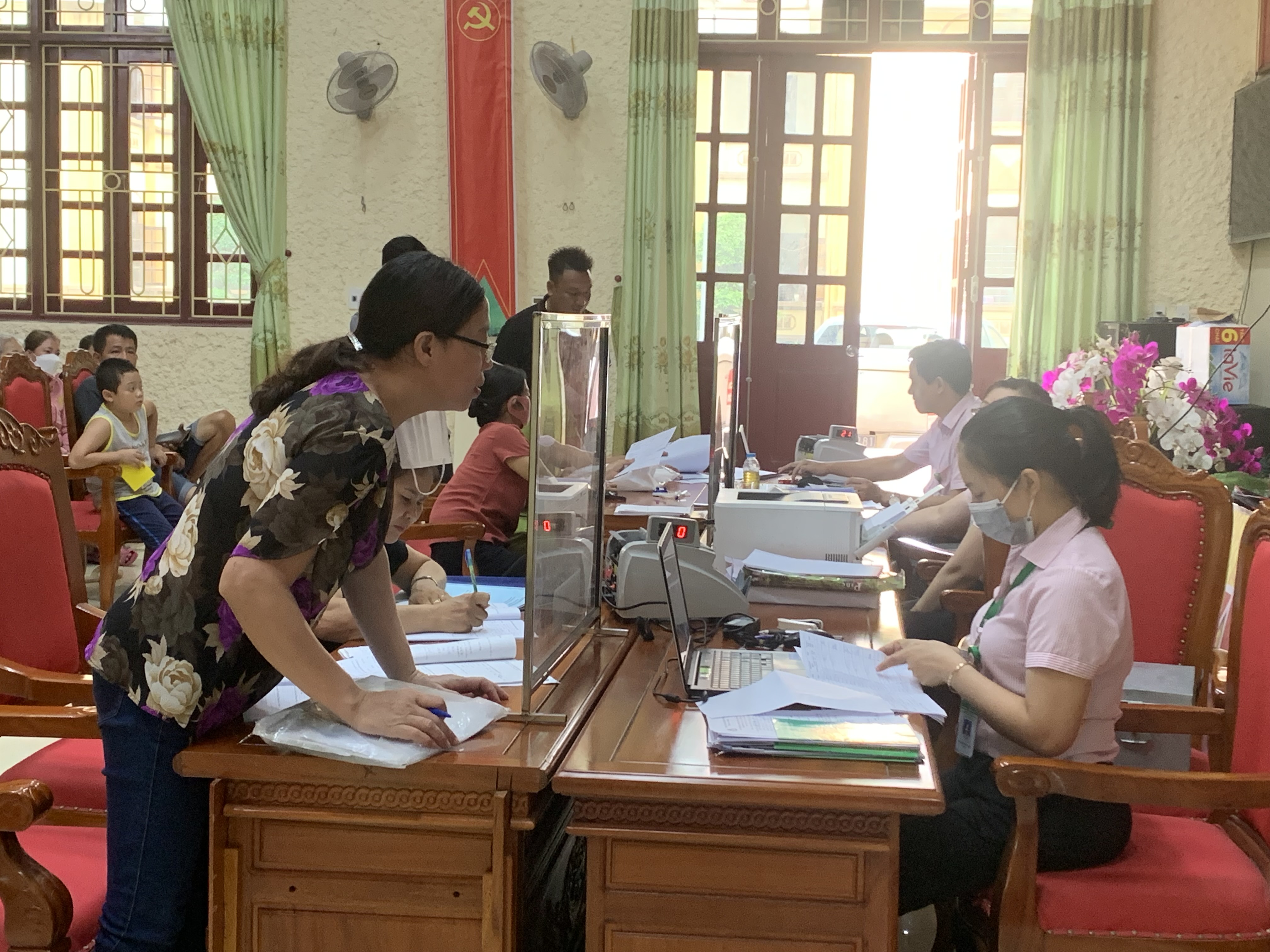 Cán bộ Ngân hàng chính sách xã hội Kim Bảng đang tập trung giải ngân nguồn vốn cho các đối tượng thụ hưởng trên địa bàn huyện.jpg