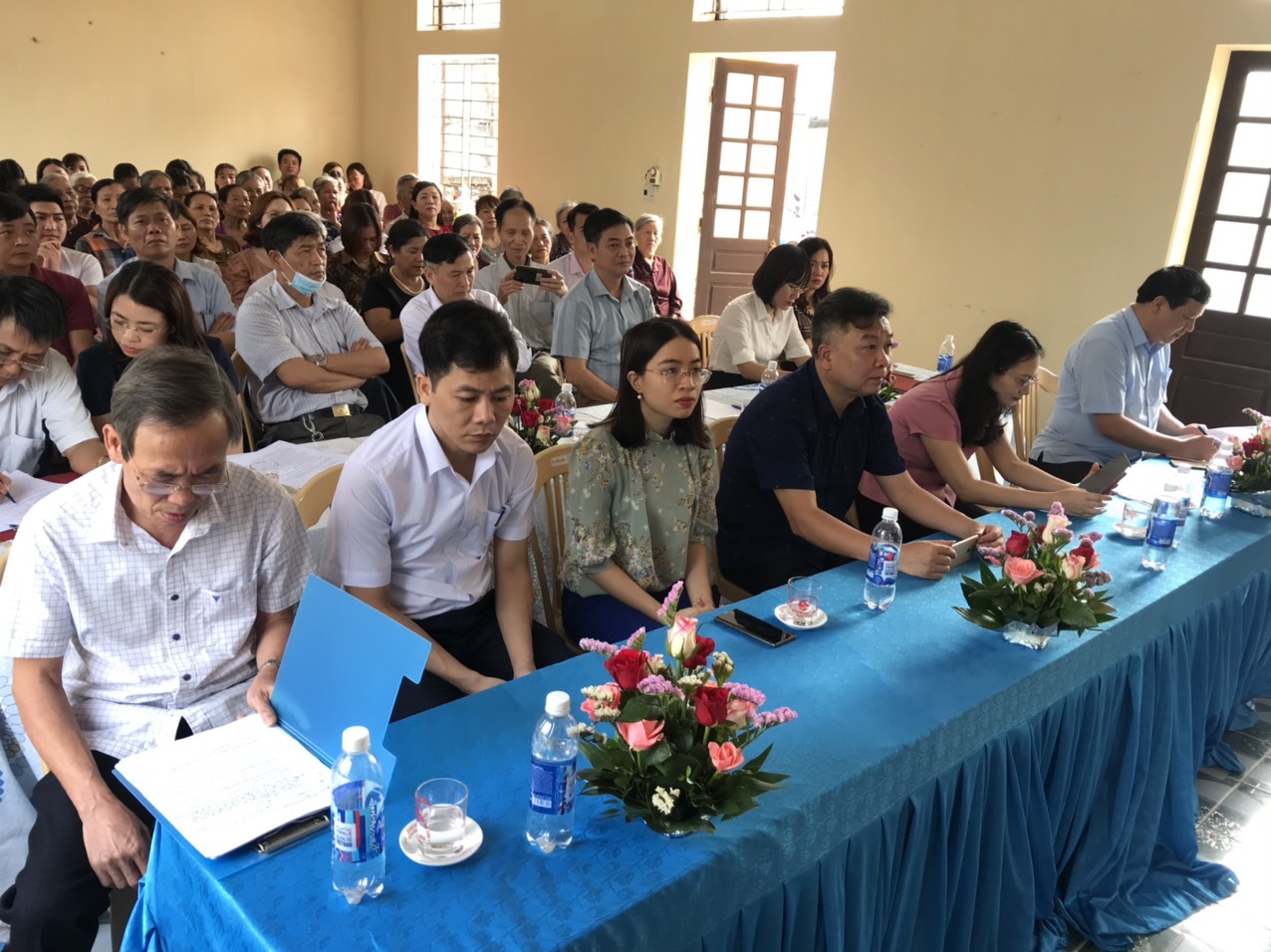 Các đại biểu dự hội nghị lấy phiếu tín nhiệm nơi cư trú xã Thi Sơn.jpg