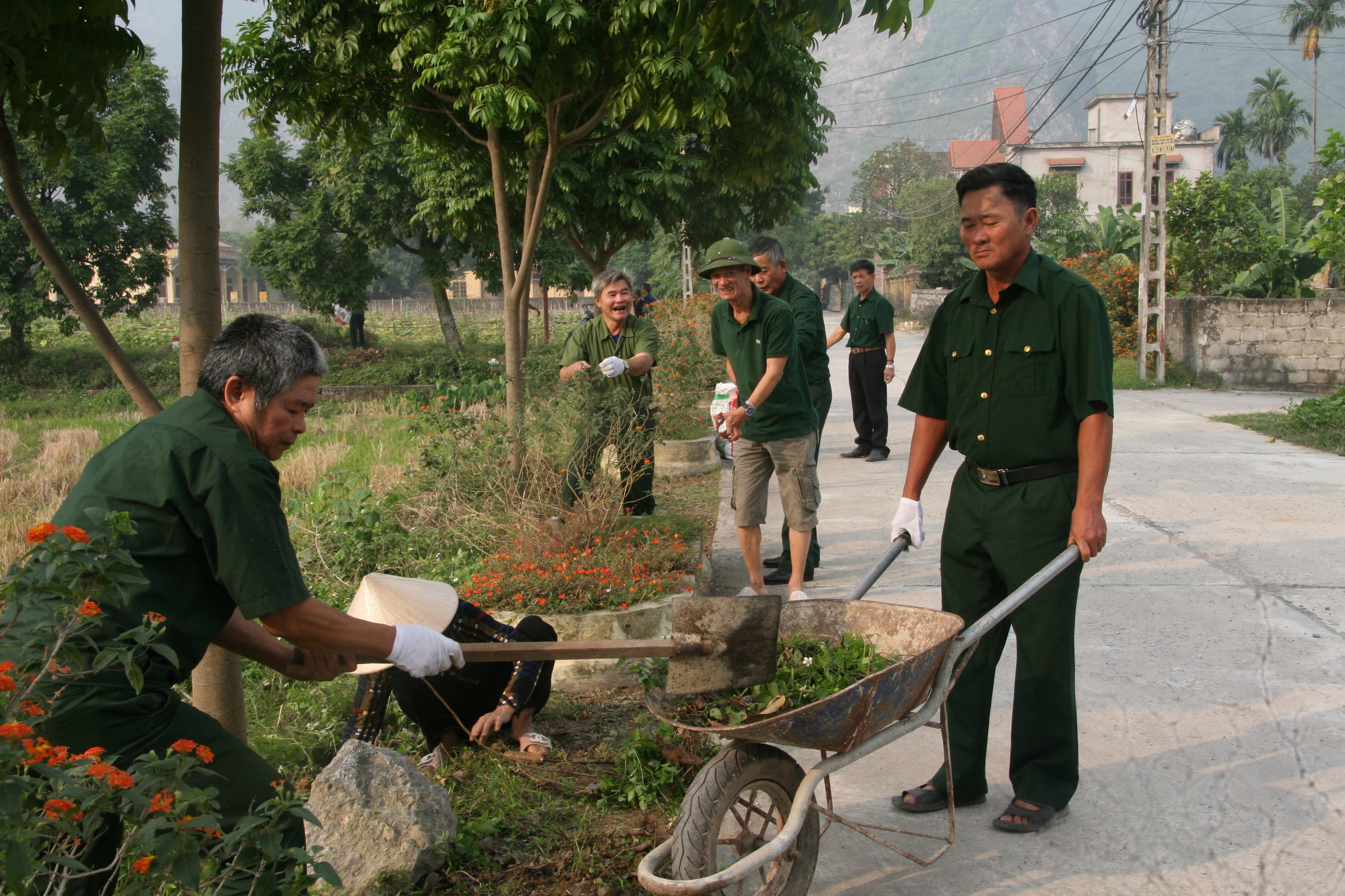 Hội viên Chi hội CCB thôn Bút Phong, xã Liên Sơn ( Kim Bảng) chăm sóc đường hoa do cho hội quản lý.jpg