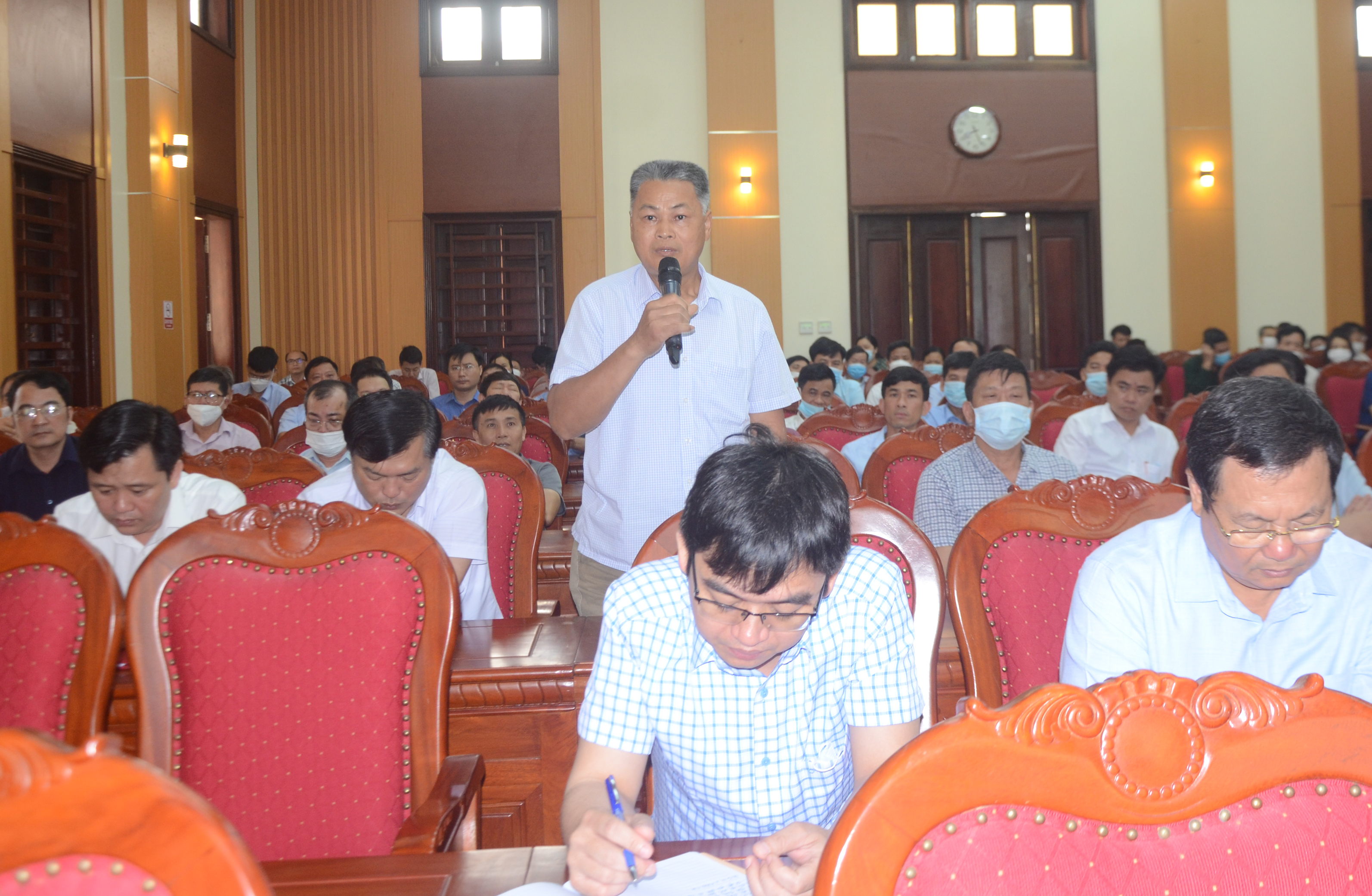 Đại diện cử tri huyện Kim Bảng trình bày ý kiến kiến nghị trước đoàn đại biểu Quốc hội tỉnh.jpg