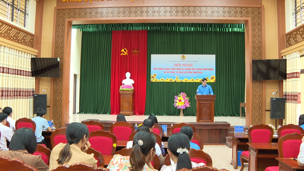 Lãnh đạo LĐLĐ huyện phát biểu tại Hội nghị phát động tháng công nhân.jpg