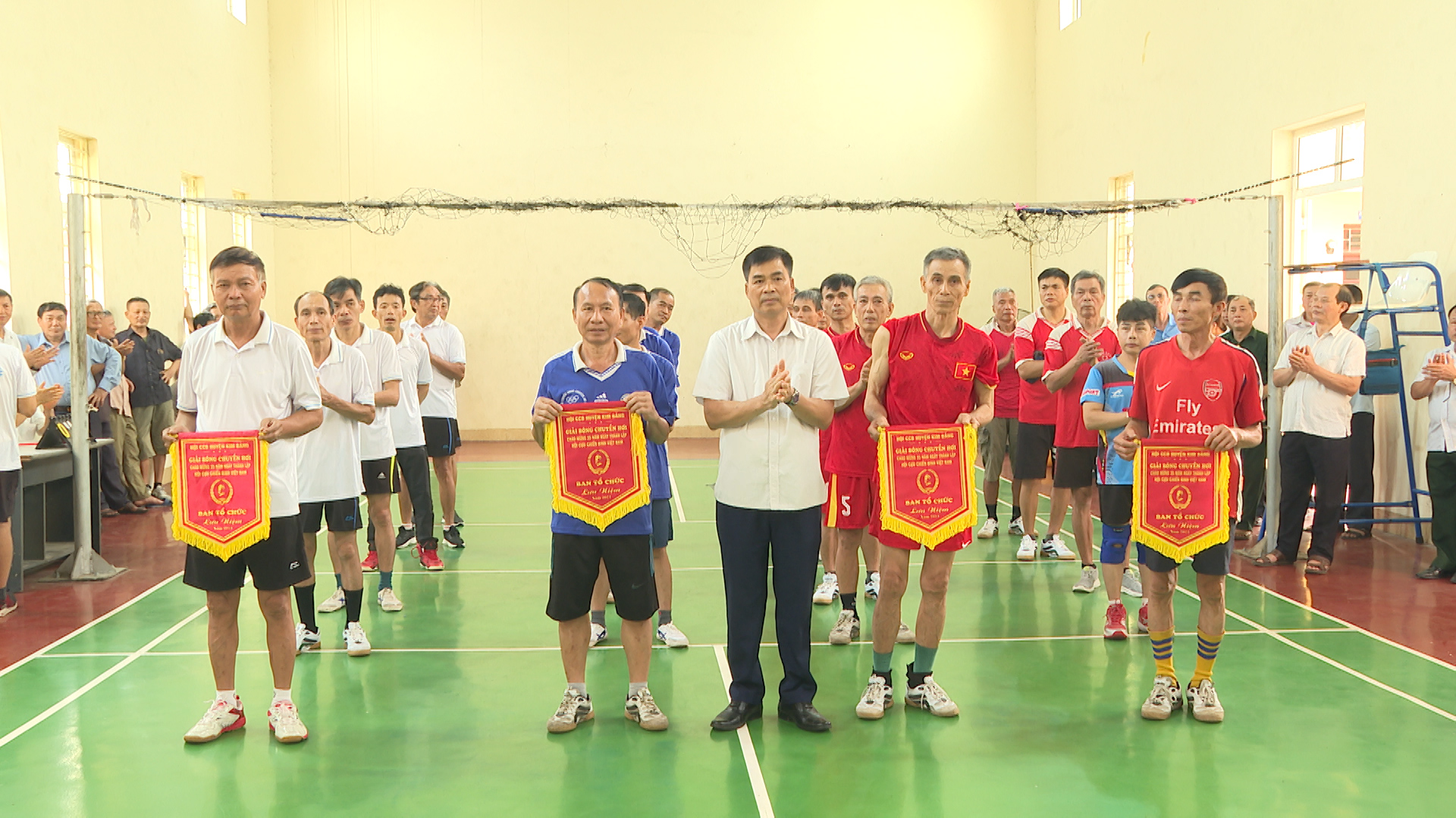 Chủ tịch hội CCB huyện trao cờ lưu niện cho các đội tham gia giải bóng chuyền hơi chào mừng 70 năm giải phóng Điện Biên Phủ.jpg