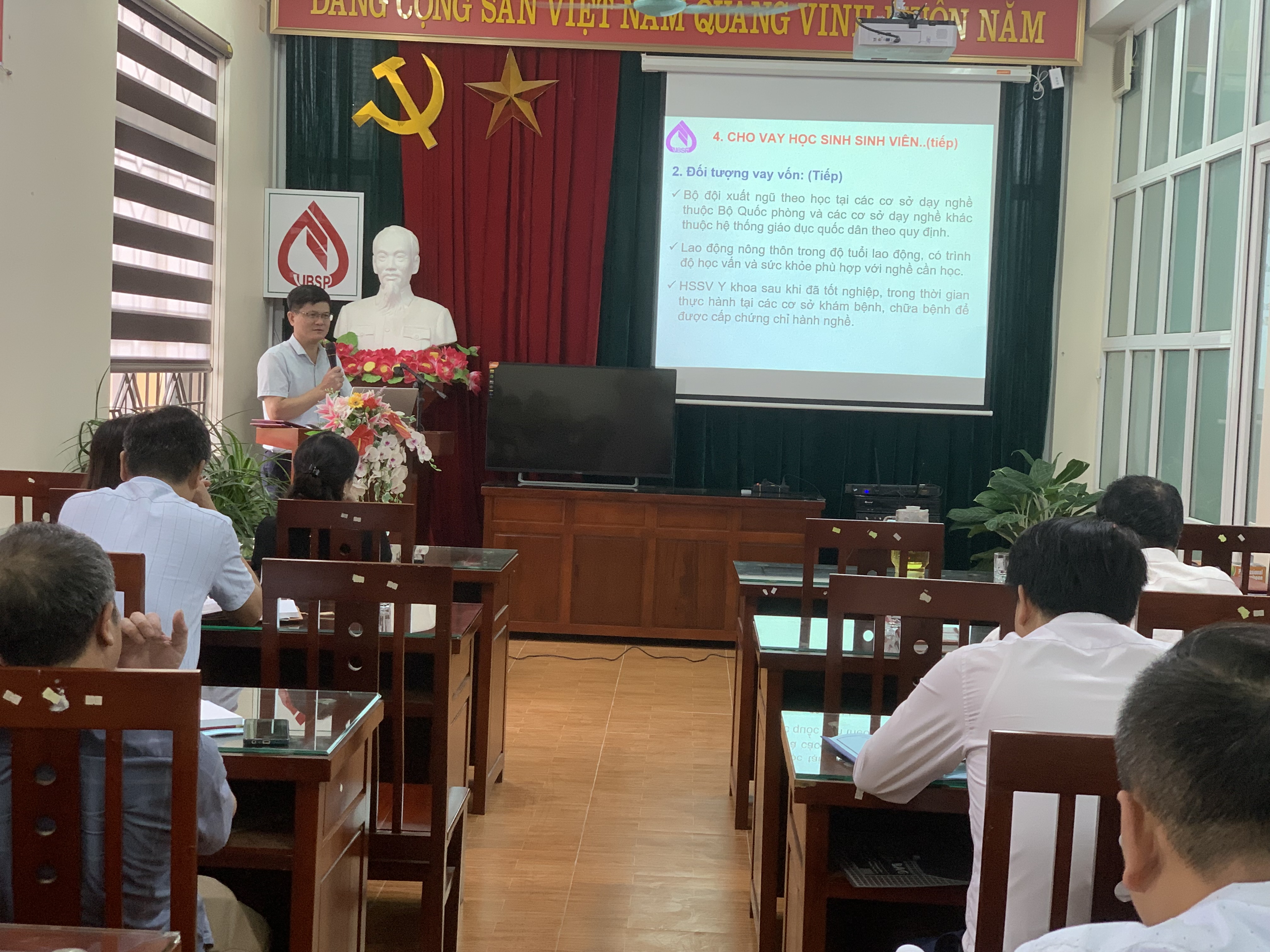 Ông Trần Quốc Hoàn - Phó Giám đốc chi nhánh Ngân hàng CSXH tỉnh hà Nam đang truyền đạt nội dung của buổi tập huấn.jpg