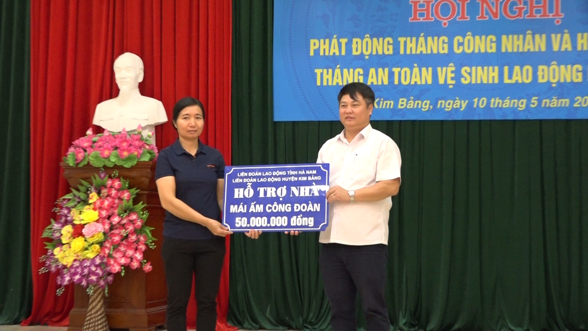 liên đoan lđ huyên phat đông thang công nhân...- trao hô trơ nha mai âm công đoan tai hôi nghi.jpg