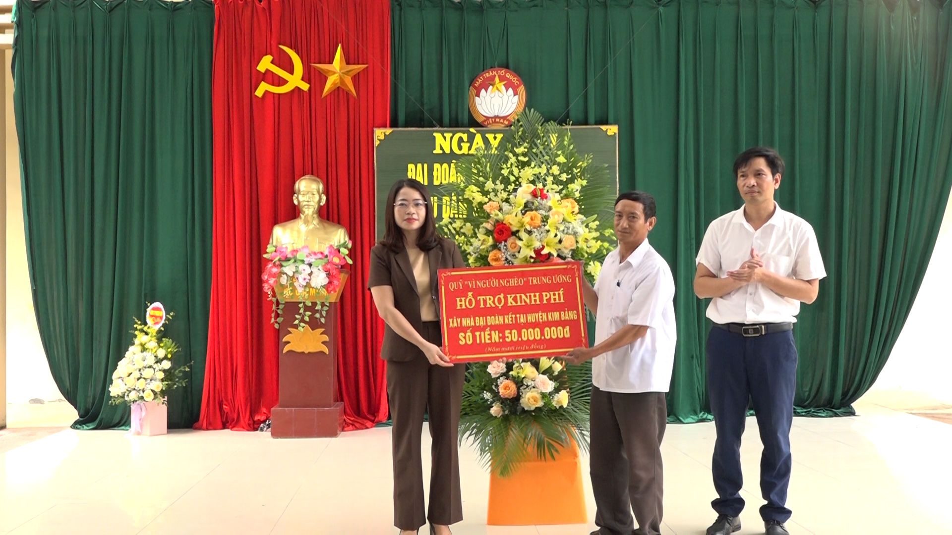 Đồng chí Lại Tuyết Lan - TVHU- Trưởng Ban Dân Vận HU- Chủ tịch UB MTTQ huyện trao kinh phí hỗ trợ xây nhà đại đoàn kết (7).jpg