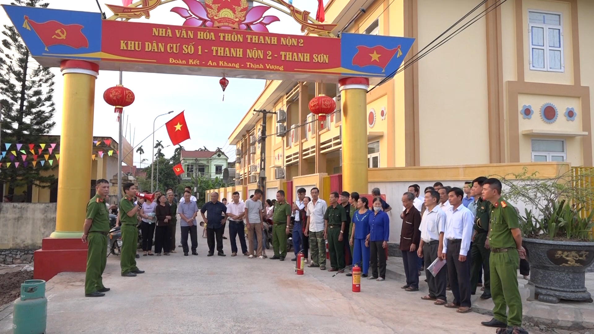 UBMTTQ huyện - Công an xã Thanh sơn hướng dẫn sử dụng bình chữa cháy cho cán bộ, hội viên, nhân dân xã Thanh Sơn.jpg