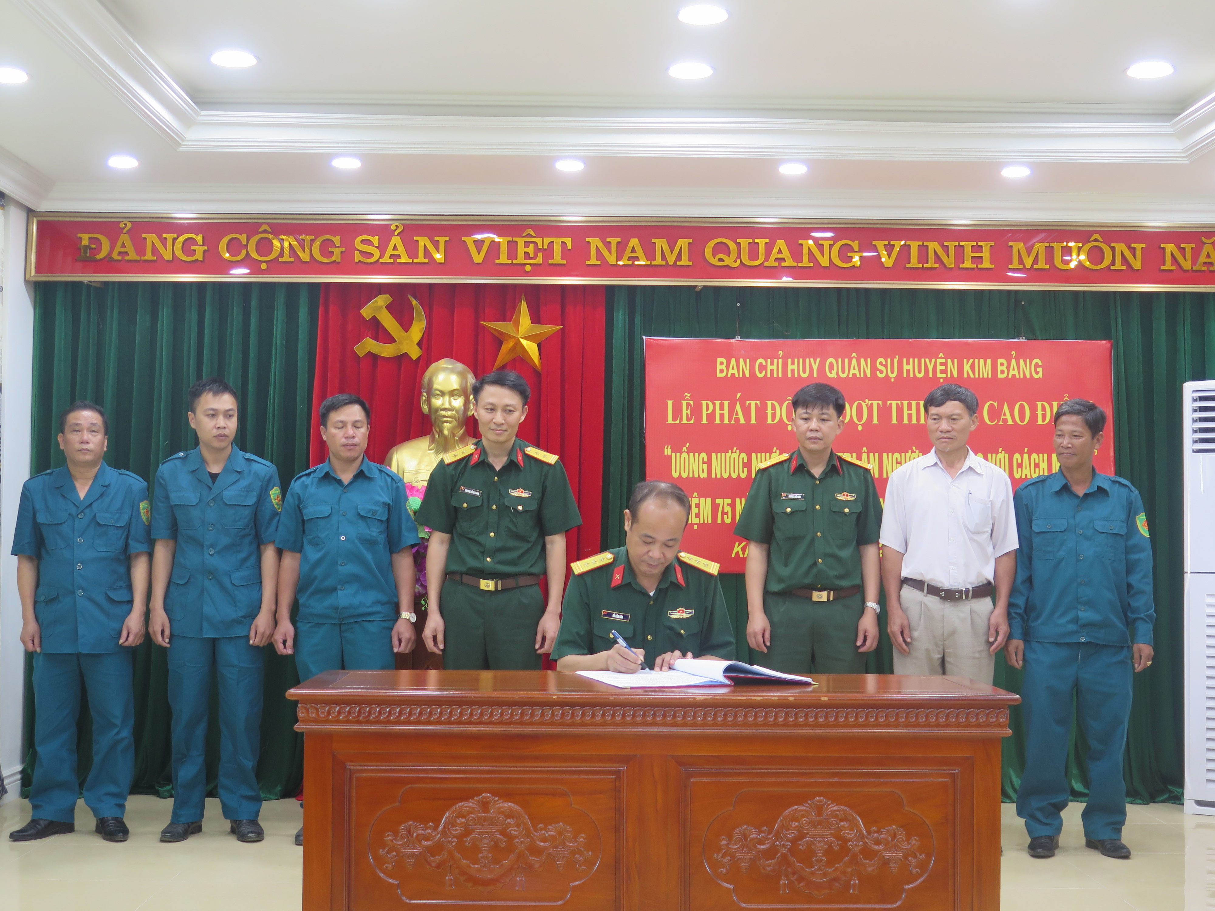 Lãnh đạo Ban CHQS huyện Kim Bảng cùng các cụm ký kết giao ước thi đua.JPG