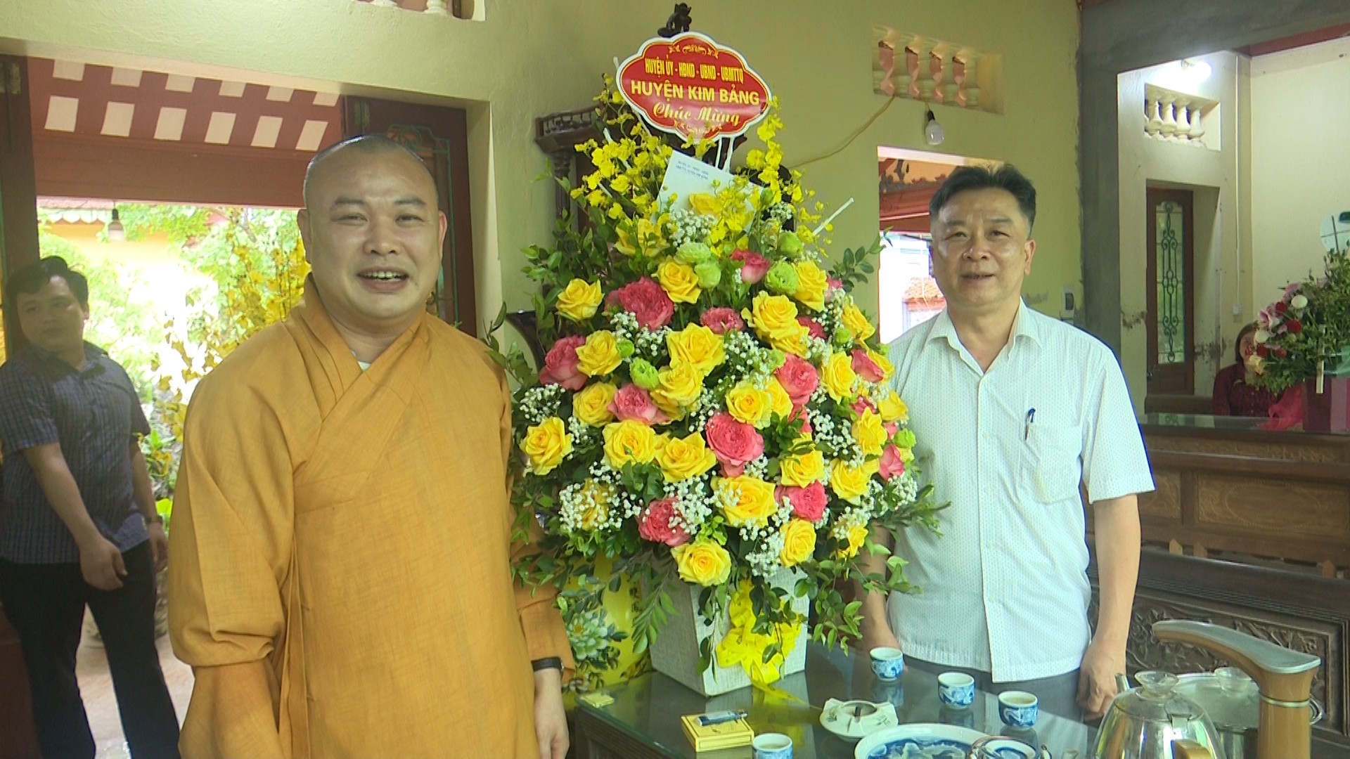 ĐC Nguyễn Mạnh Tuấn, phó bí thư thường trực huyện ủy Kim Bảng tặng hoa chúc mừng các chùa.jpg