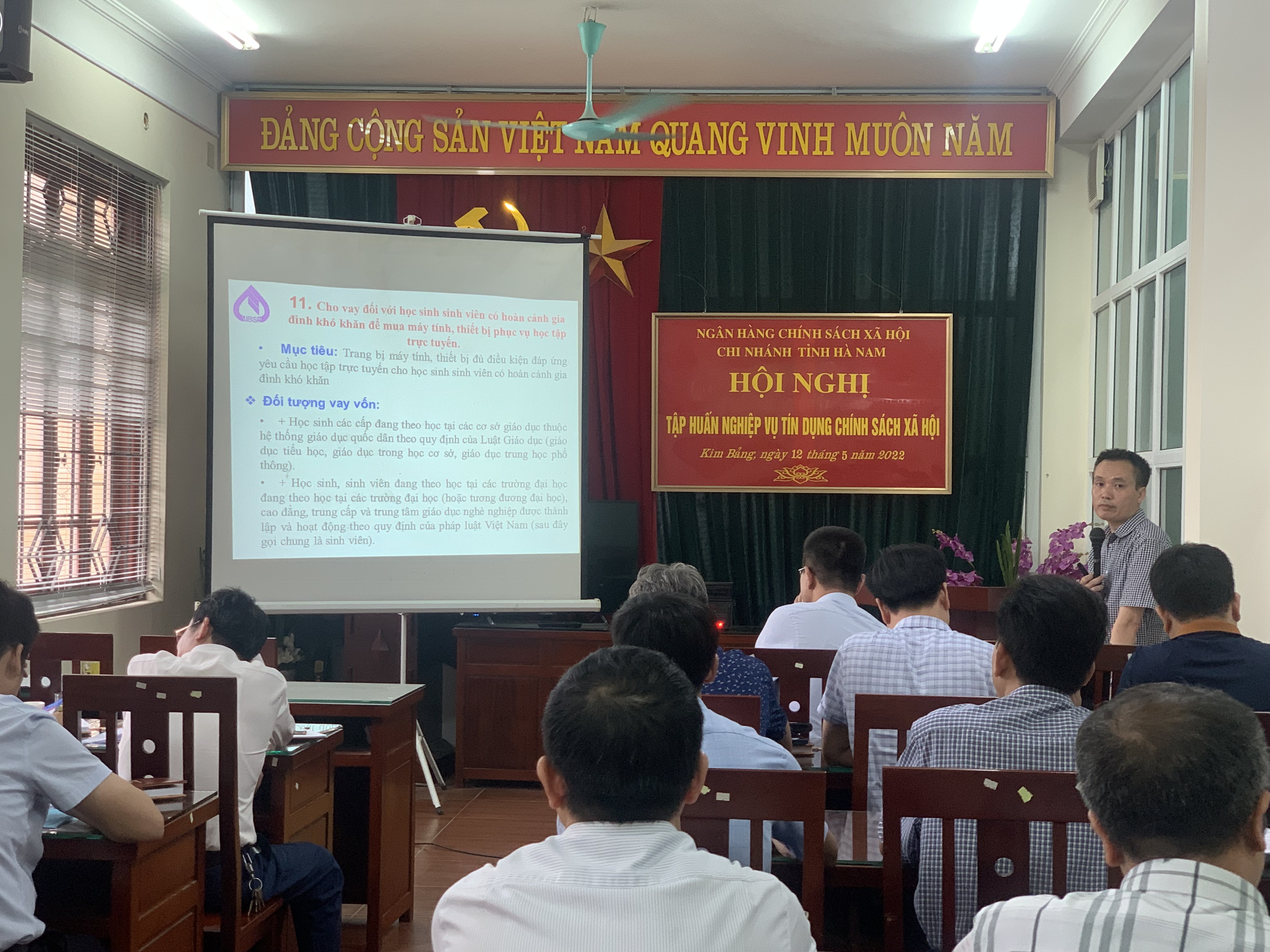 Báo cáo viên NHCSXH tỉnh Hà Nam  truyền đạt nội dung về tín dụng chính sách xã hội.jpg