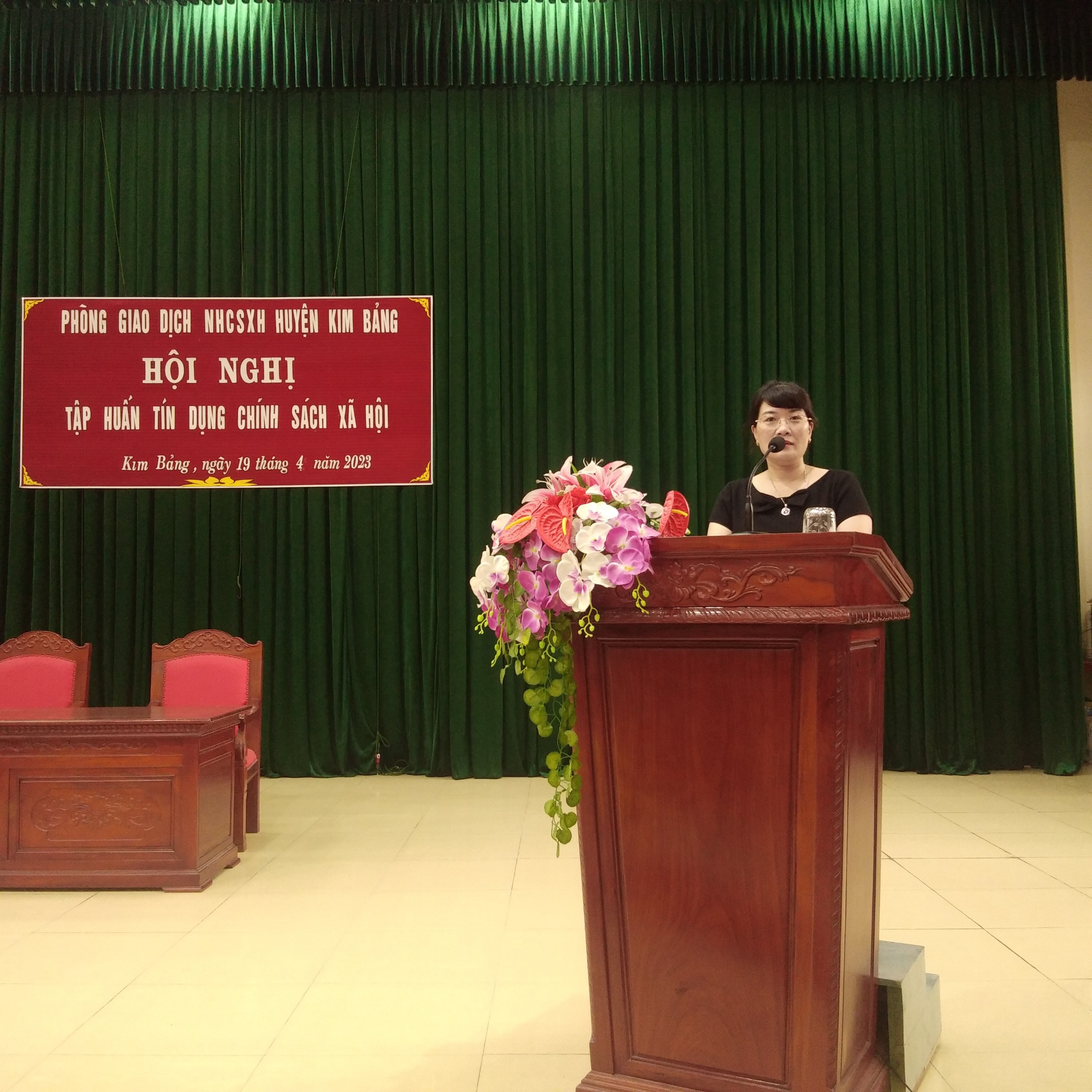 Giám đốc NHCSXH Kim Bảng truyền đạt các nội dung tại lớp tập huấn tại Thị Trấn Quế.JPG