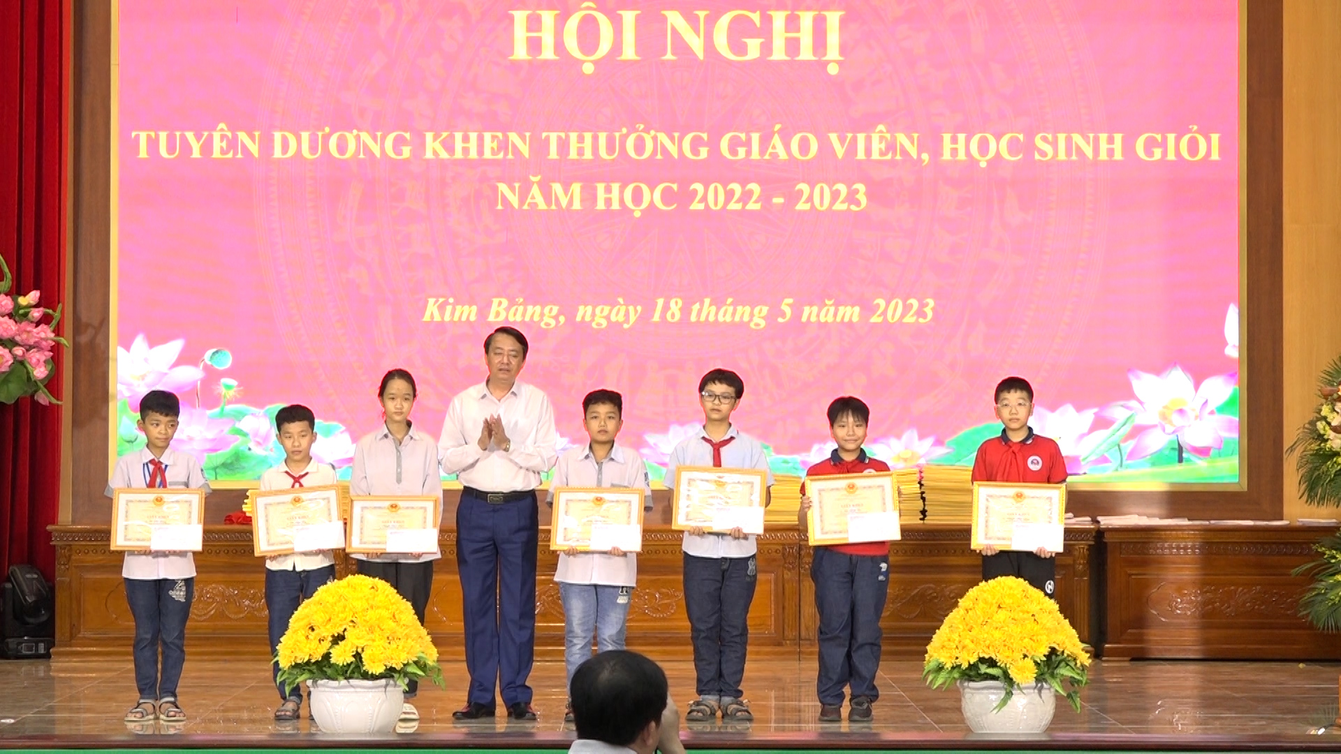 hôi nghi tuyên dương khen thương giao viên, hoc sinh gioi,,- đc bi thư huyên uy trao thương cho cac em hoc sinh.jpg