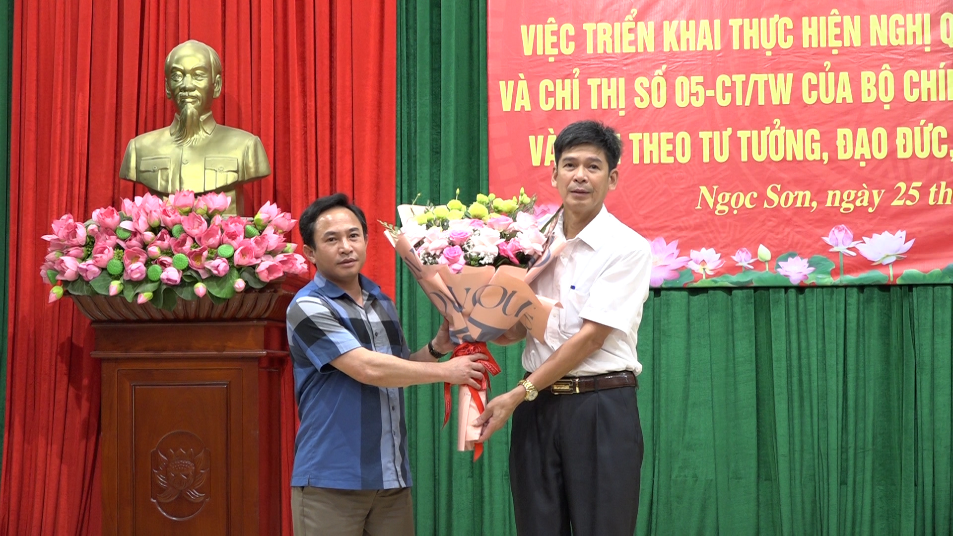 Lãnh đạo huyện Kim Bảng tặng hoa chúc mừng buổi  tạo đàm.jpg