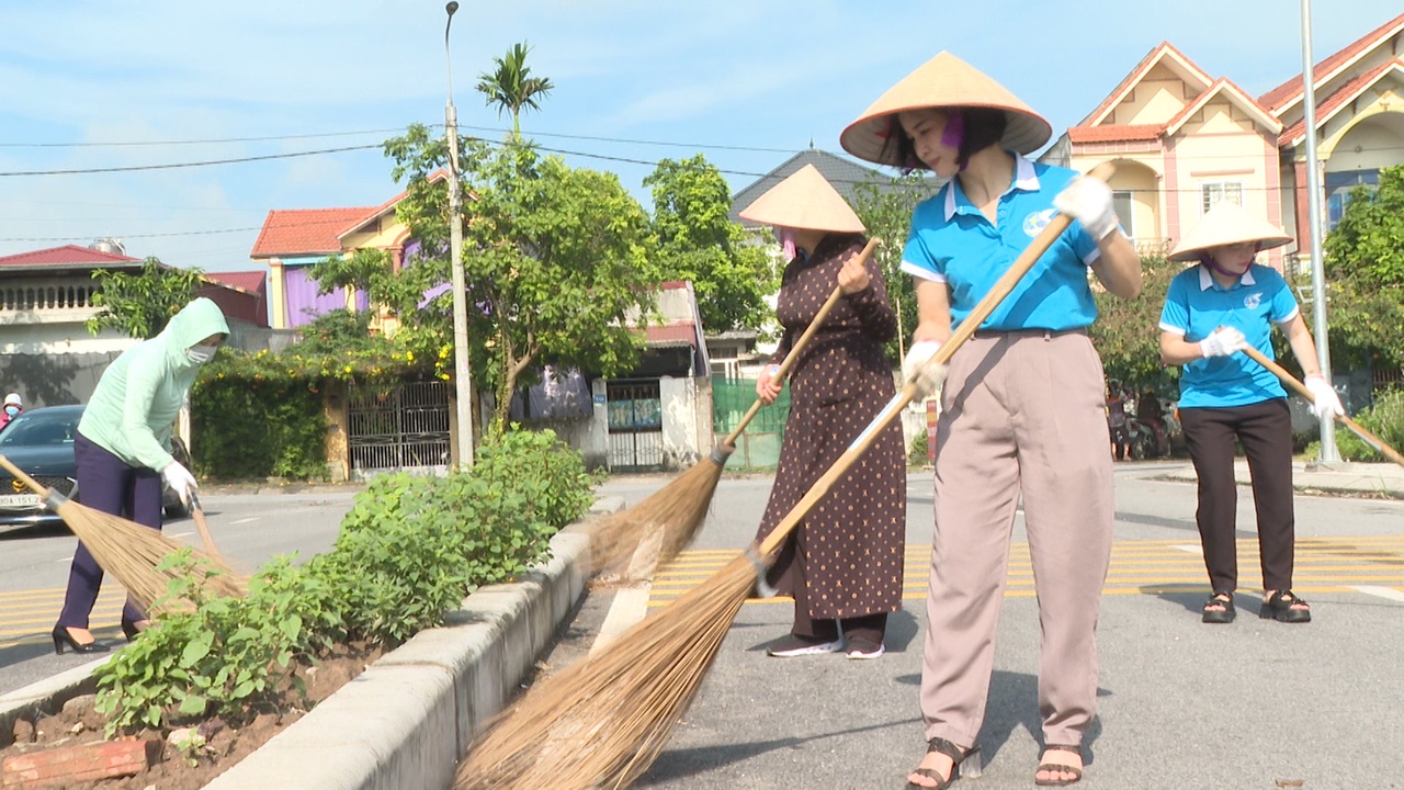 Hội phụ nữ tham gia dọn VSMT (1).jpg