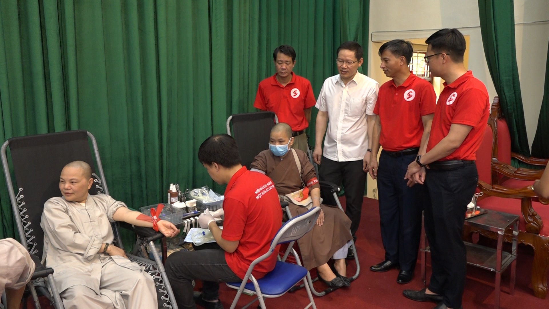Lãnh đạo Ban Dân vận Tỉnh ủy_ Hội chữ Thập đỏ tỉnh động viên thăm hỏi các tình nguyện viên tham gia hiến máu 6.jpg