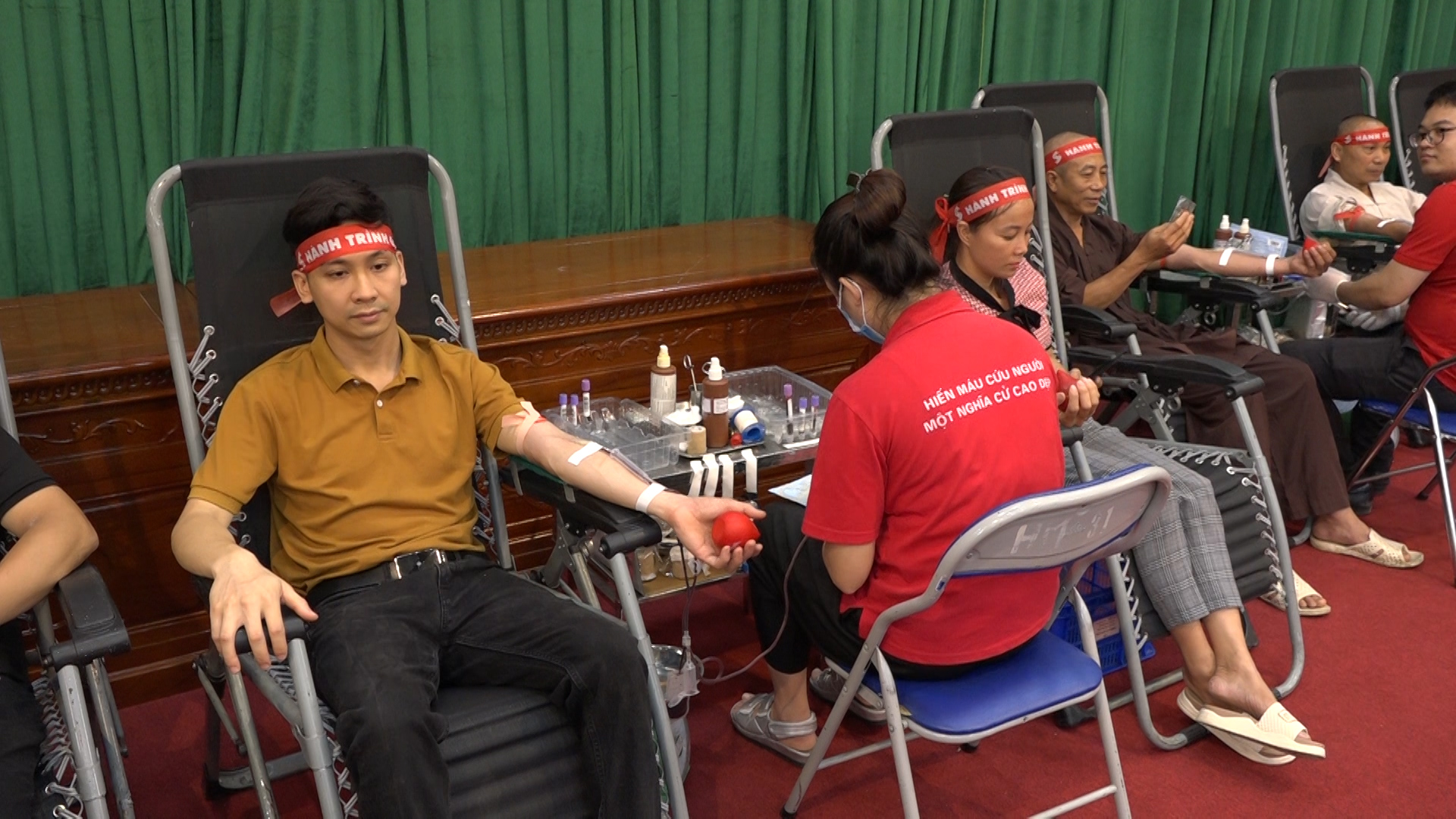 Các tình nguyện viên tham gia lấy máu.jpg