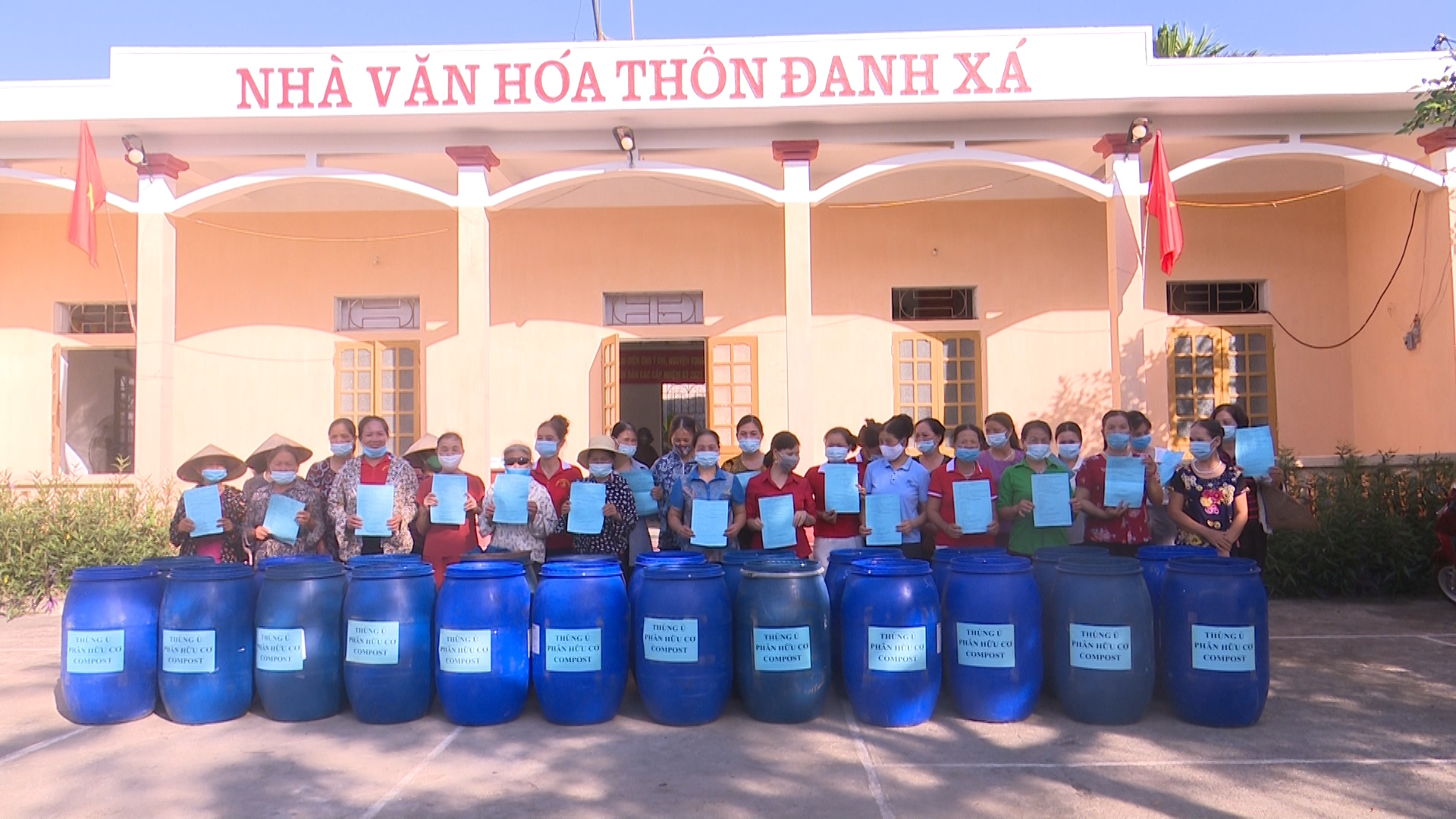 Hội phụ nữ Ngọc Sơn tặng thùng ủ phân cho hội viên phụ nữ thôn Đanh xá.jpg