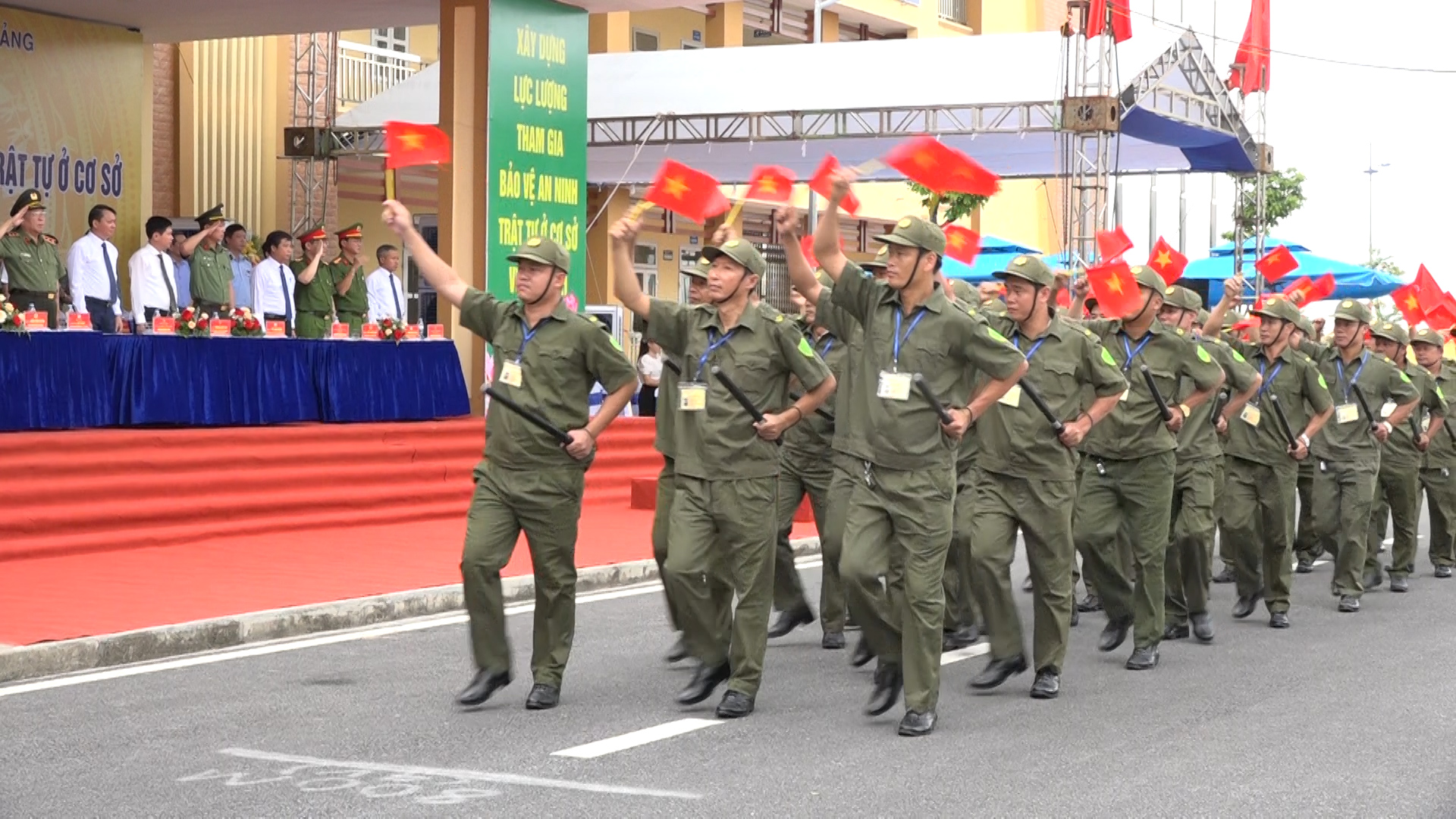 lê ra măt lưc lương tham gia bao vê an ninh trât tư ơ cơ sơ- cac khôi diêu hanh.jpg