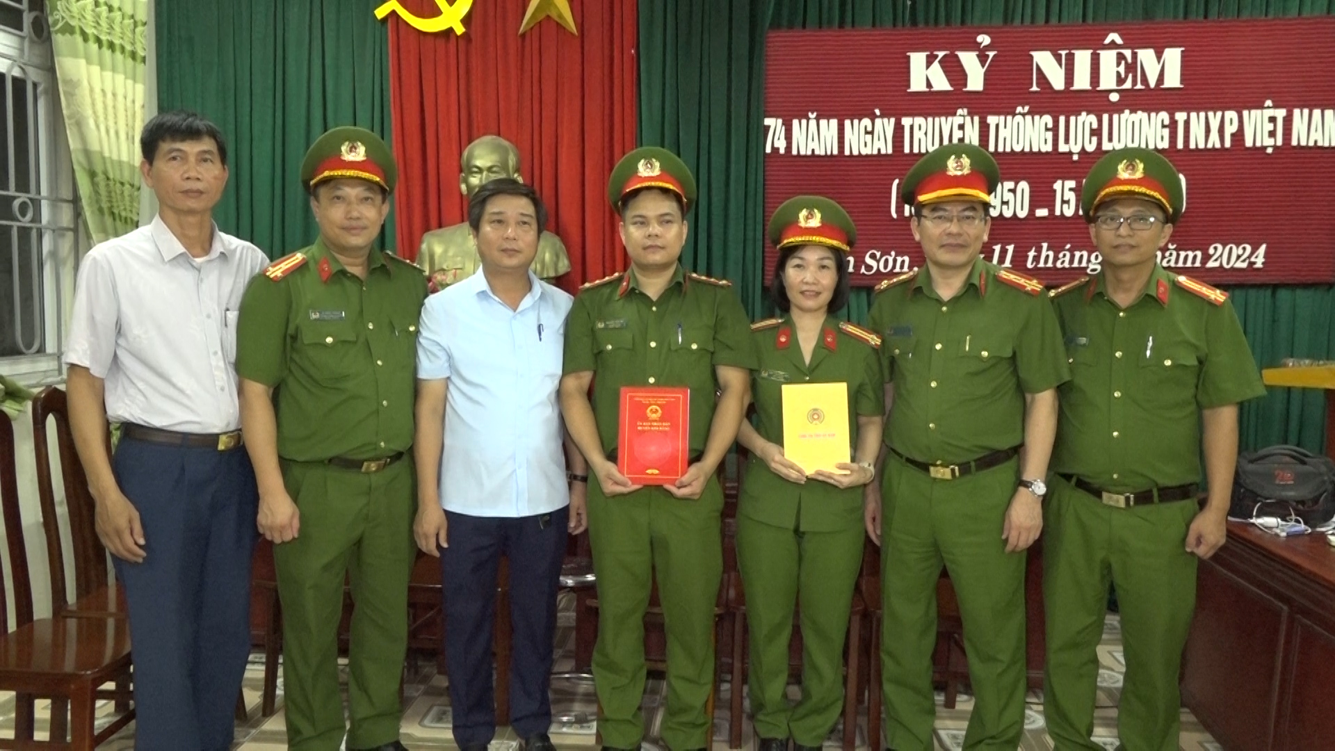 lđ công an tinh, lđ huyên kim bang đi kiêm tra, đông vien , tăng qua công an xa tân sơn lam the căn cươc cho công dân trên đia ban.jpg