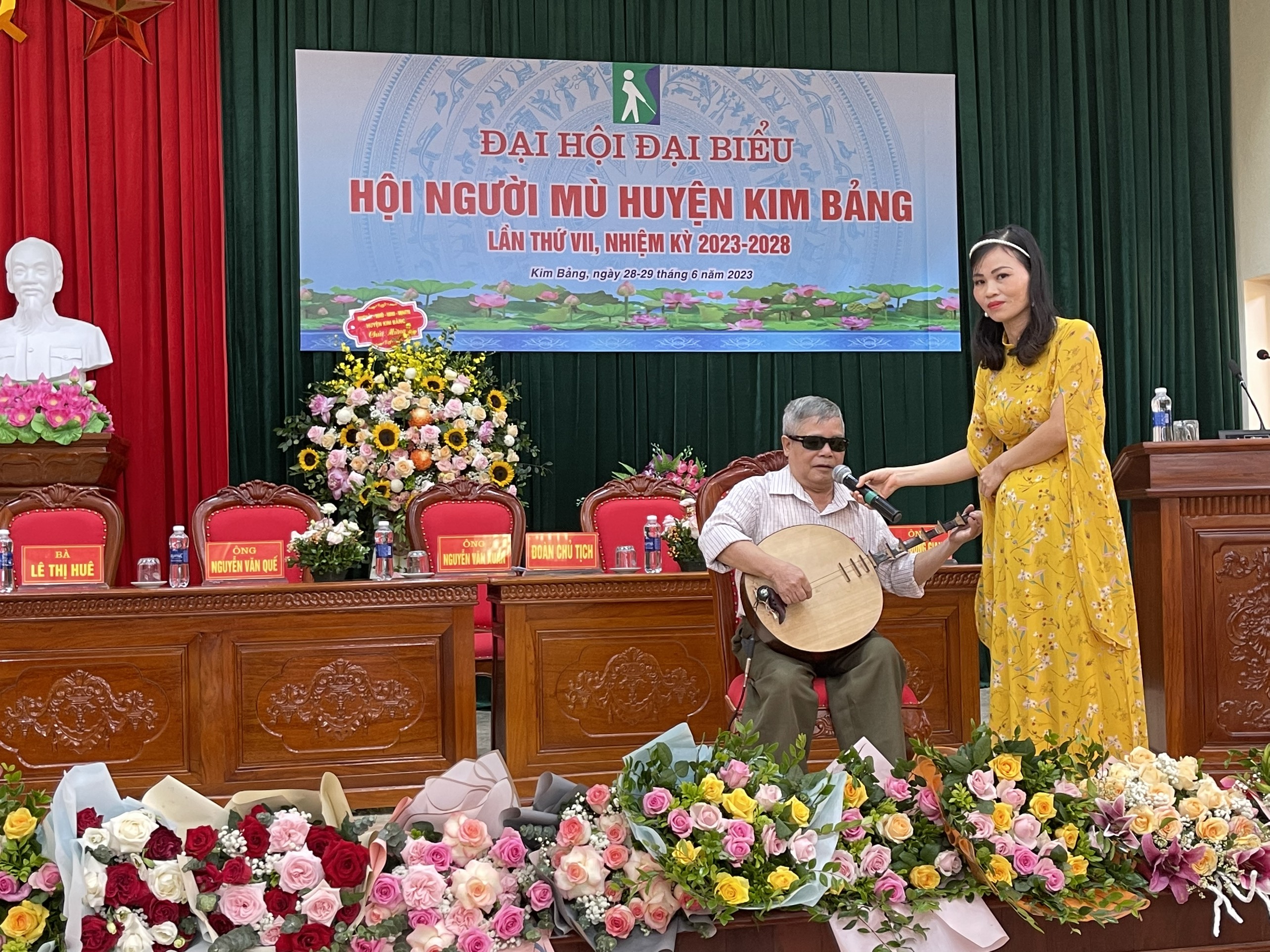Tiết mục tự đàn, hát chèo của Ông Quốc Pháo, hội viên HNM huyện Kim Bảng tại Đại hội vừa qua.jpg