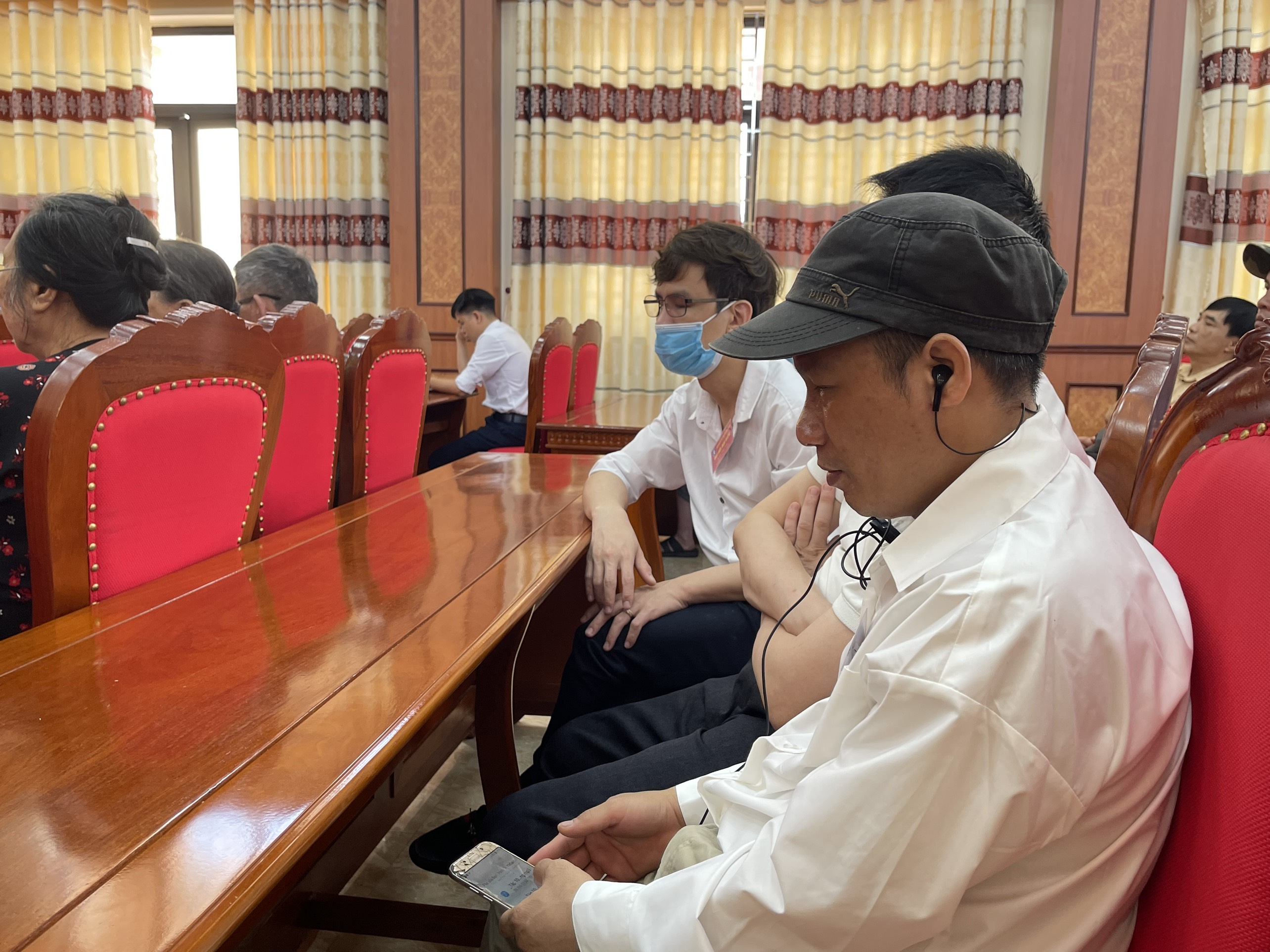 Nhiều hội viên người mù đã biết sử dụng điện thoại thông minh để nghe cập nhật thông tin.jpg