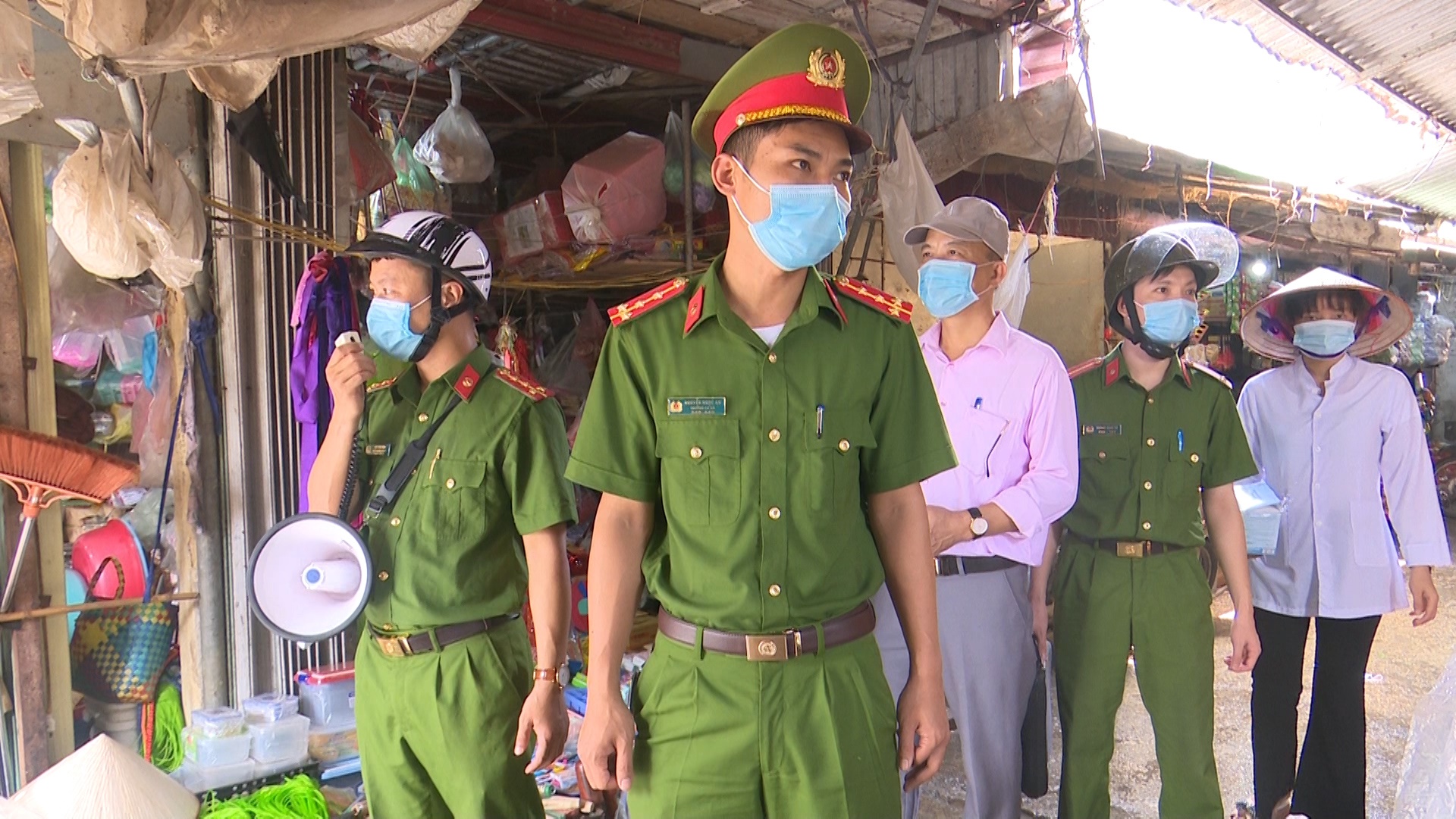 Tổ công tác CA Nhật Tân đi tuần tra, nhắc nhở nhân dân thực hiện các biện pháp phòng chống dịch Covid-19.jpg
