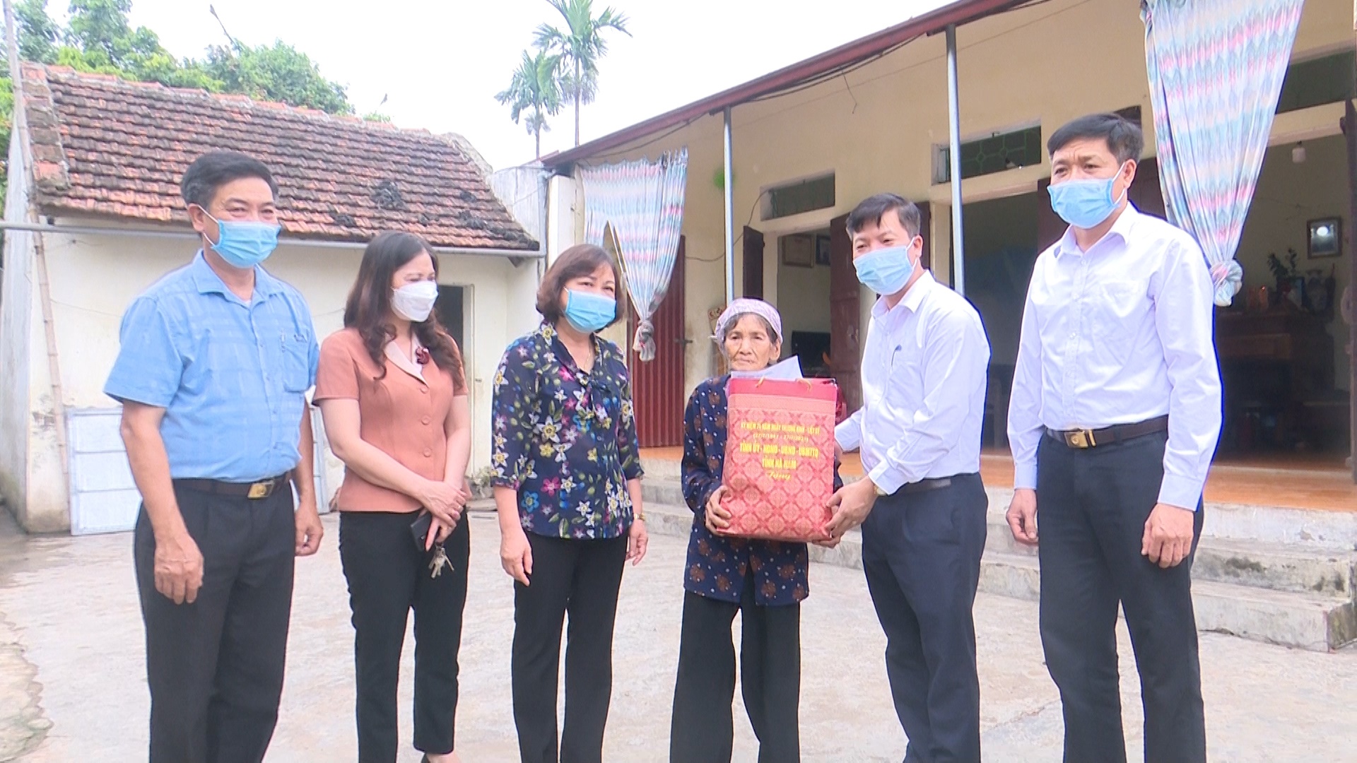 lãnh đạo tỉnh, huyện thăm tặng quà người hoạt động kháng chiến bị nhiễm chất độc hóa học xã Thi Sơn.jpg