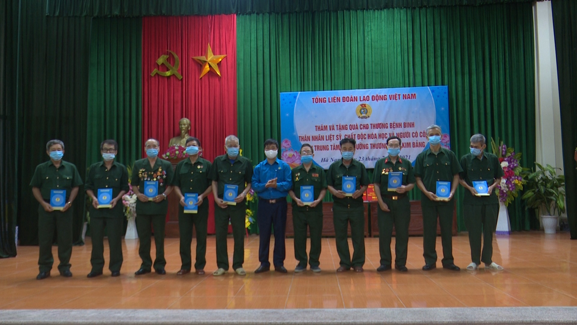 Tổng LĐLĐ Việt nam tặng quà các thương, bệnh binh, người có công  tại Trung tâm điều dương thương binh Kim Bảng.jpg