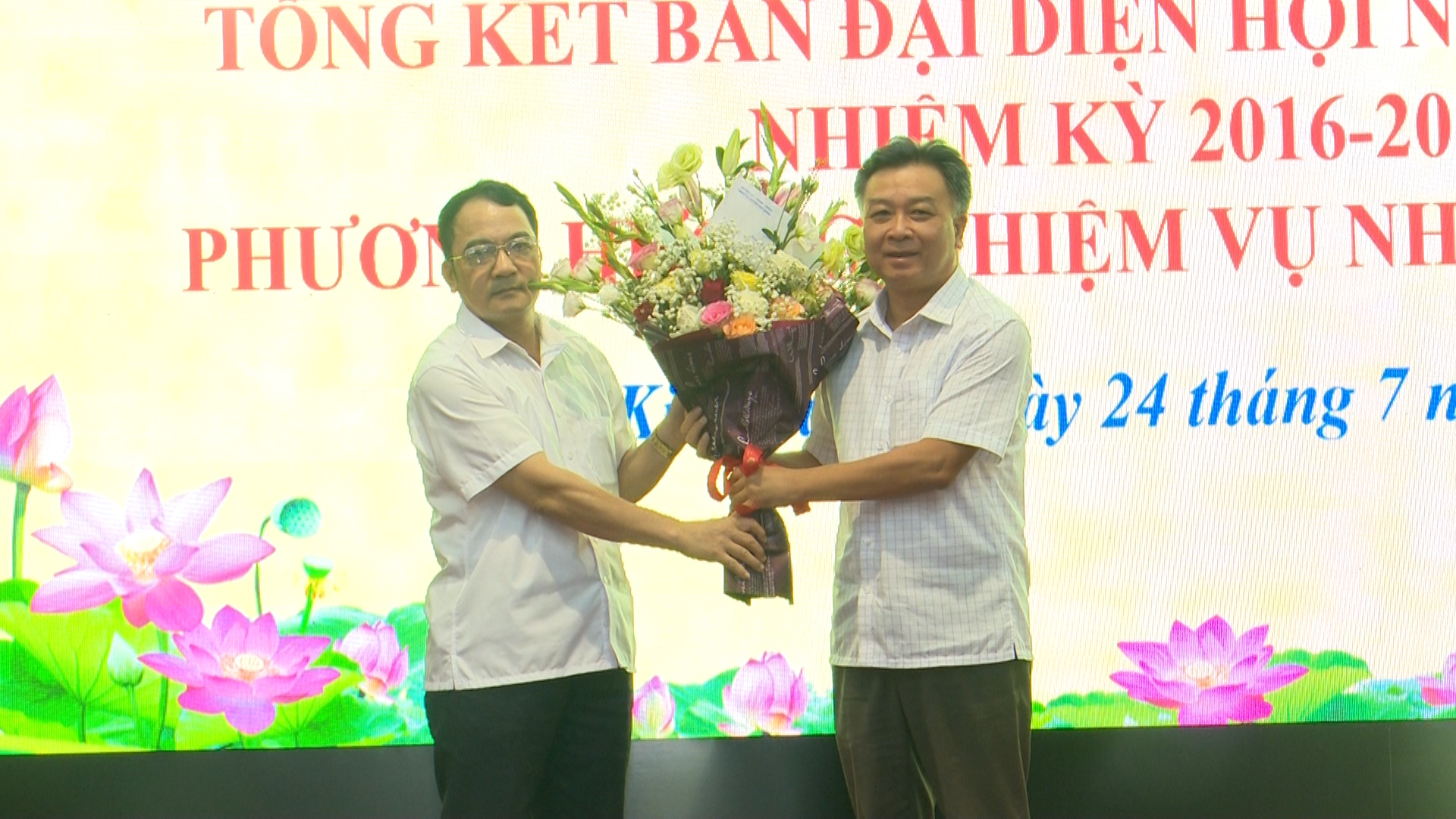 lãnh đạo huyện tặng hoa tại hội nghị tổng kết NCT huyện.jpg