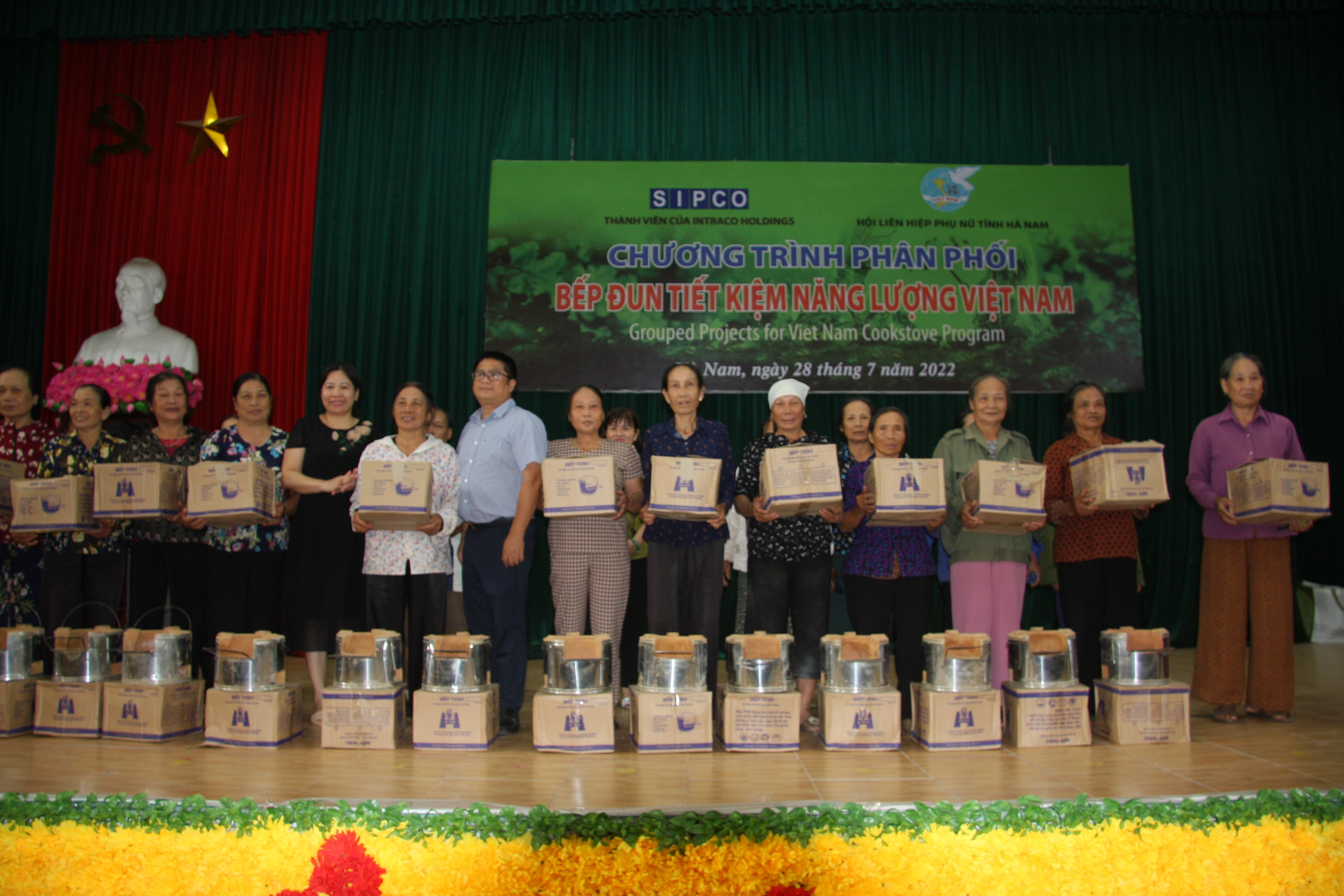 Lãnh đạo Công ty TNHH Tư vấn đầu tư và Thương mại Intraco trao bếp cho hội viên phụ nữ xã Thanh Sơn.jpg