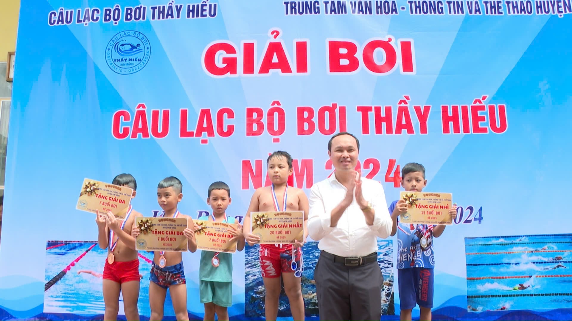 Trao giải cho các vận động viên tham gia.jpg