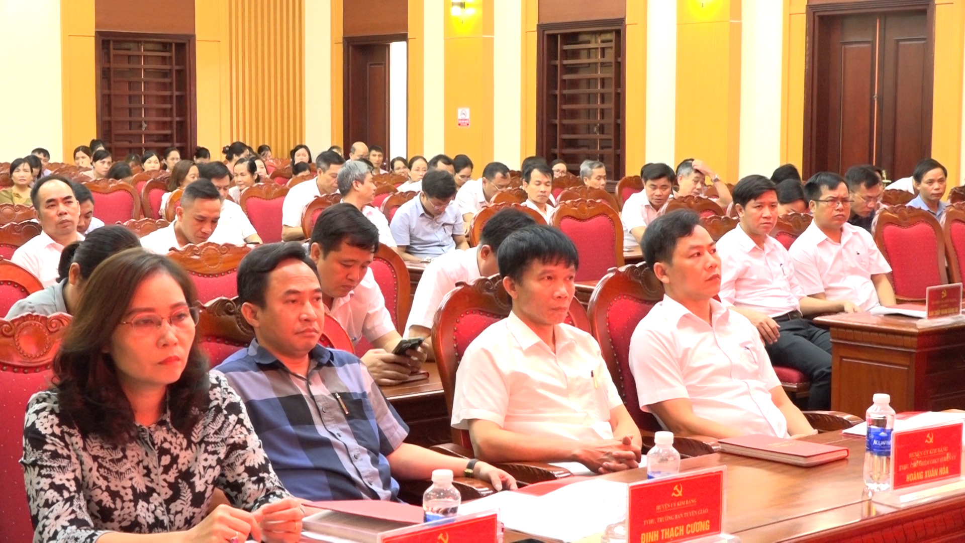 hôi nghi hoc tâp, quan triêt, triên khai cac văn ban mơi cua trung ương, cua tinh uy, huyên uy.- cac đai biêu dư hôi nghi (2).jpg