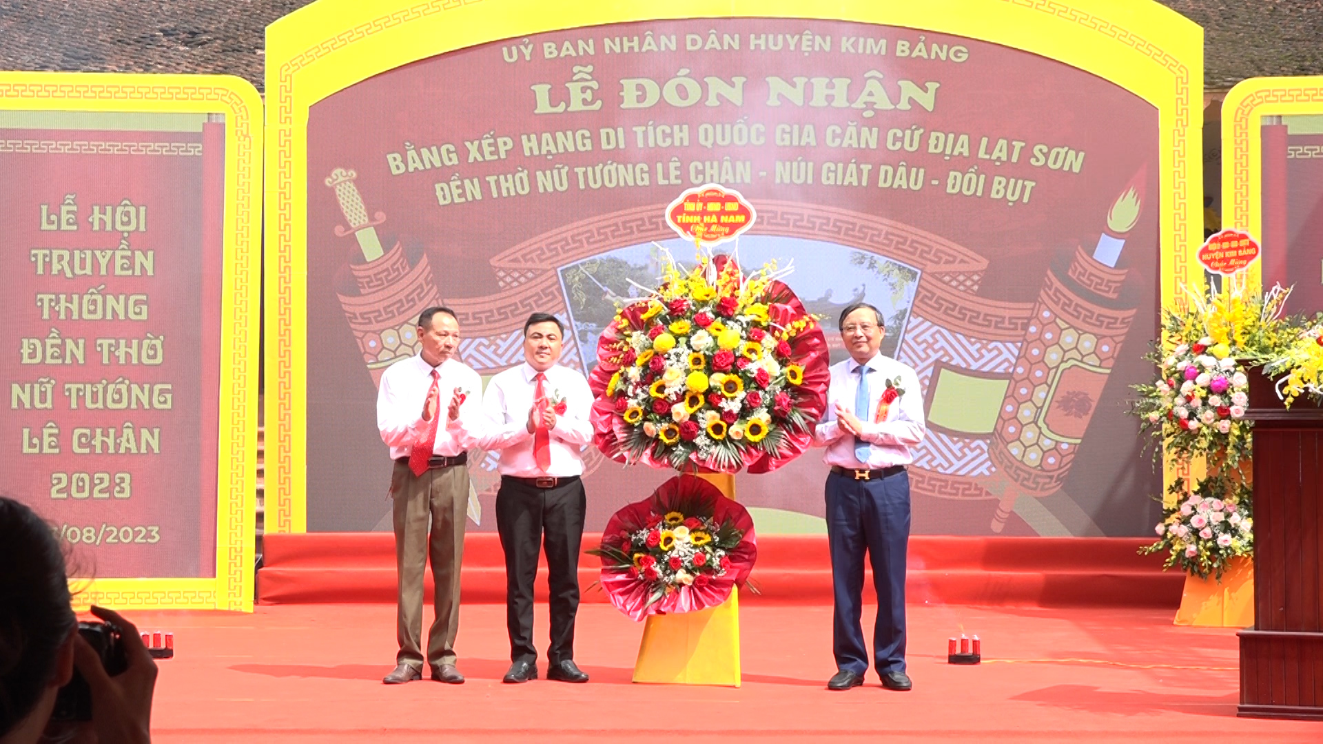 lê -on nhân b-ng xêp hangch quôc gia c-n c- -ia lat s-n...- l- tinh t-ng hoa chuc m-ng.jpg