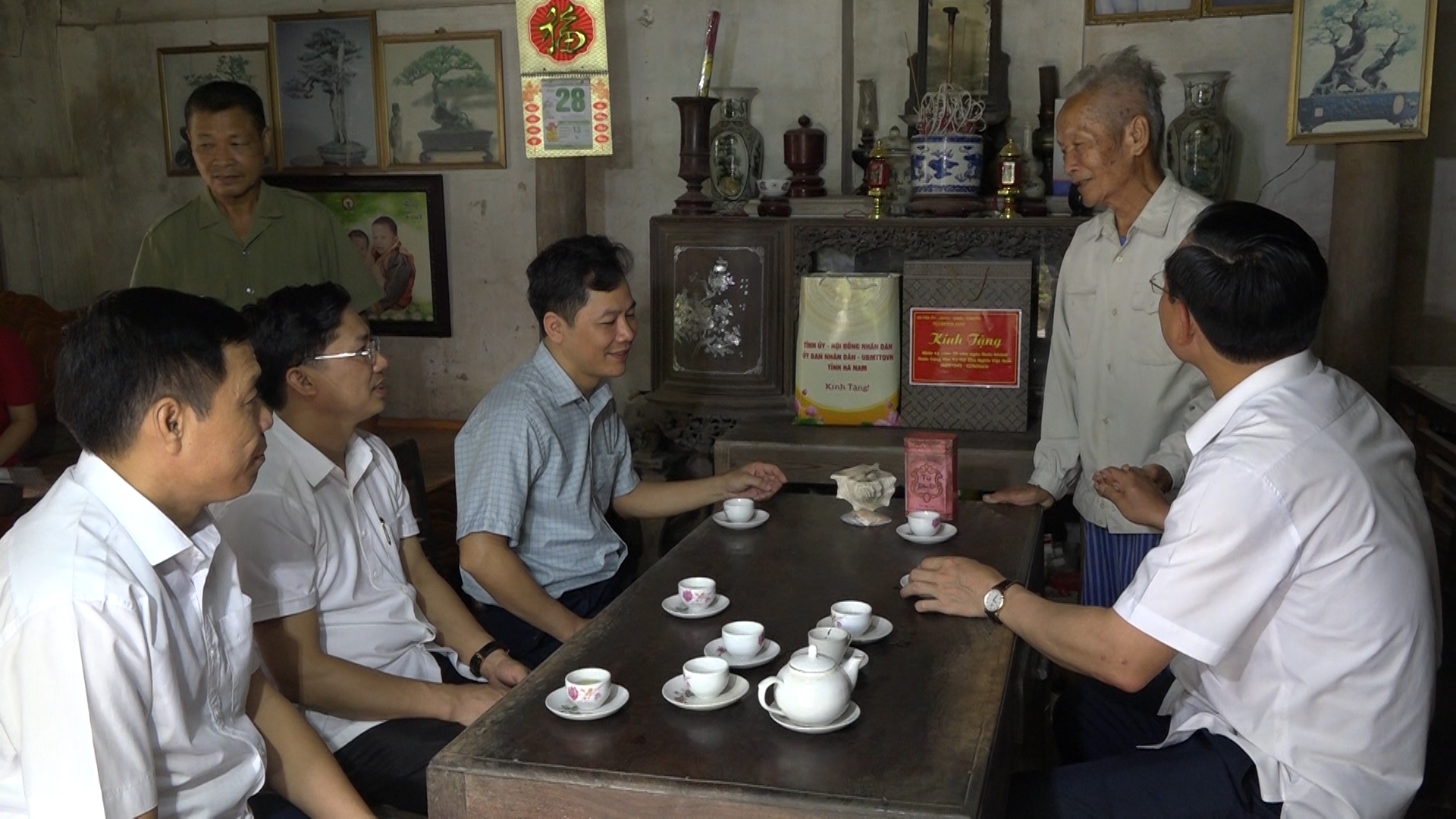 Lãnh đạo tỉnh Hà Năm và huyện Kim Bảng thăm, tặng quà gia đình LTCM, Tù côn đảo tại Thi Sơn.jpg