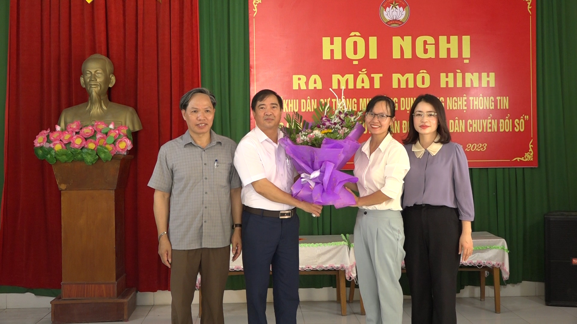 Lãnh đạo MTTQ tỉnh Hà Nam tặng hoa chúc mừng hội nghị ra mắt khu dân cư thông minh.jpg