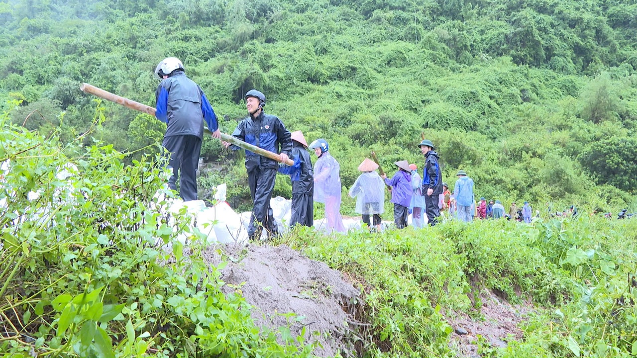 Liên Sơn khắc phục sự cố tràn đê.jpg