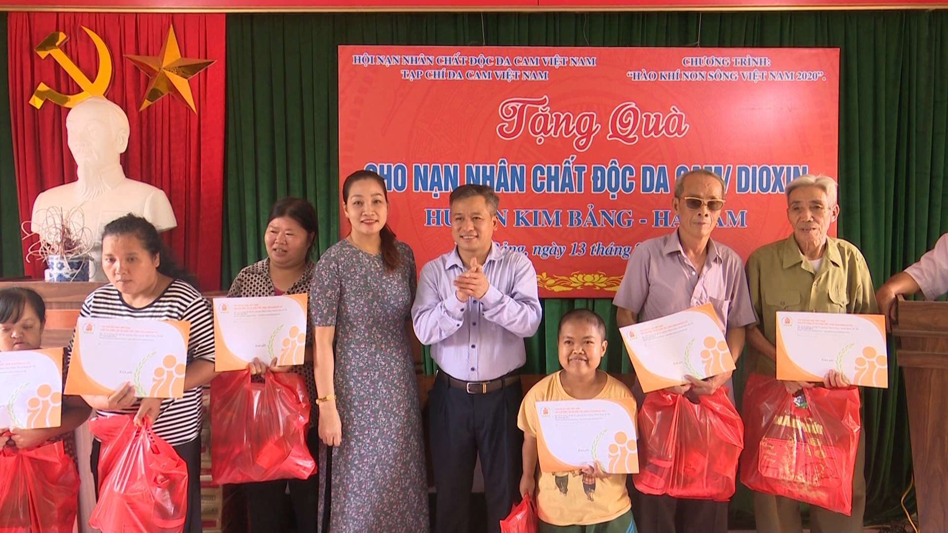 Hội Da cam huyện trao quà cho nạn nhân da cam.bmp