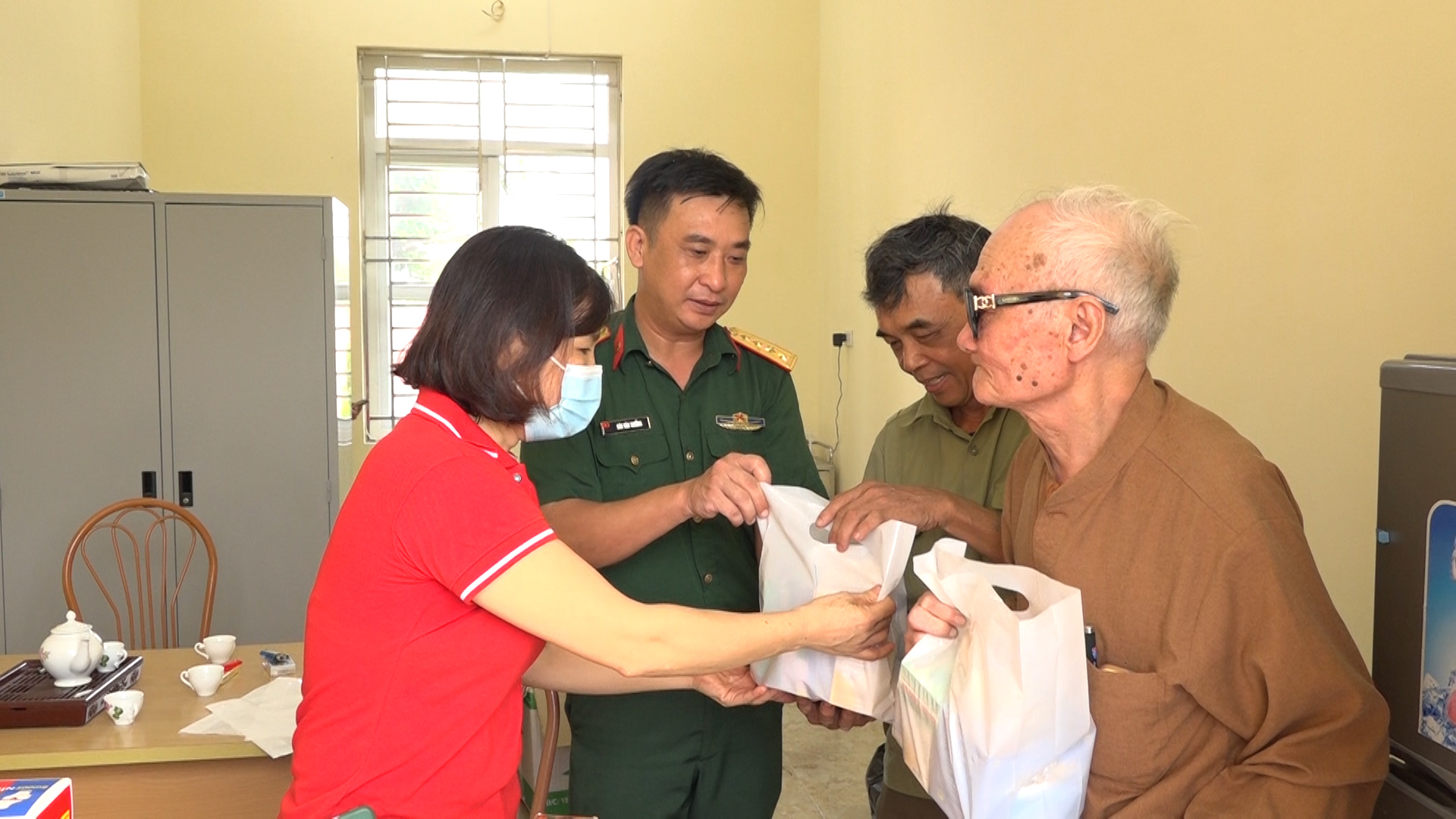 ban chqs kim bang kham benh, tư van suc khoe, câp thuôc miên phi cho gia đinh chinh sach xa tân sơn.jpg