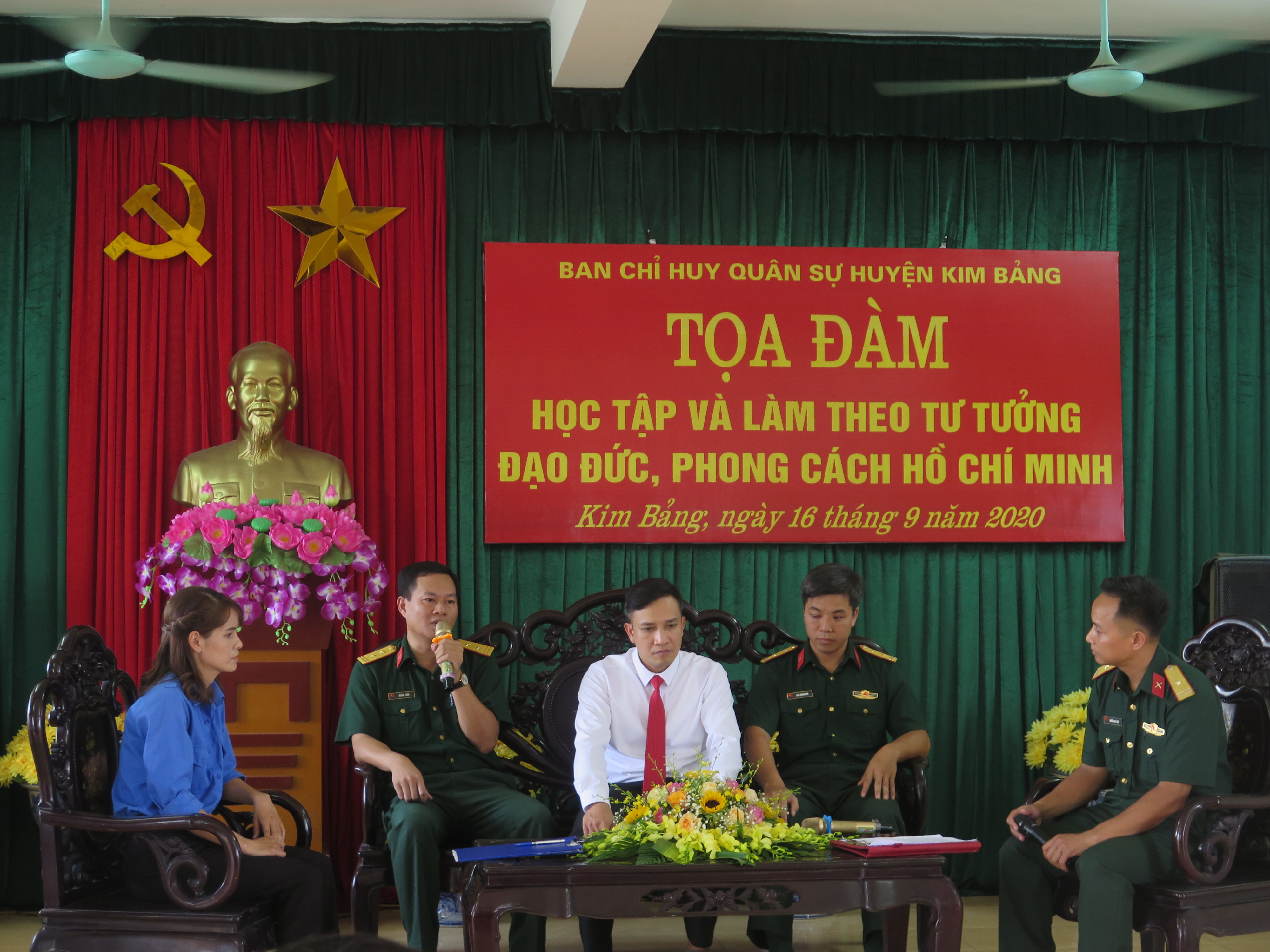 Các cán bộ, đảng viên tham gia tọa đàm.jpg