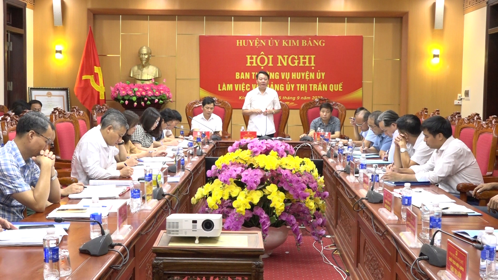 ban thương vu huyên uy lam viêc vơi đang uy tt quê.jpg