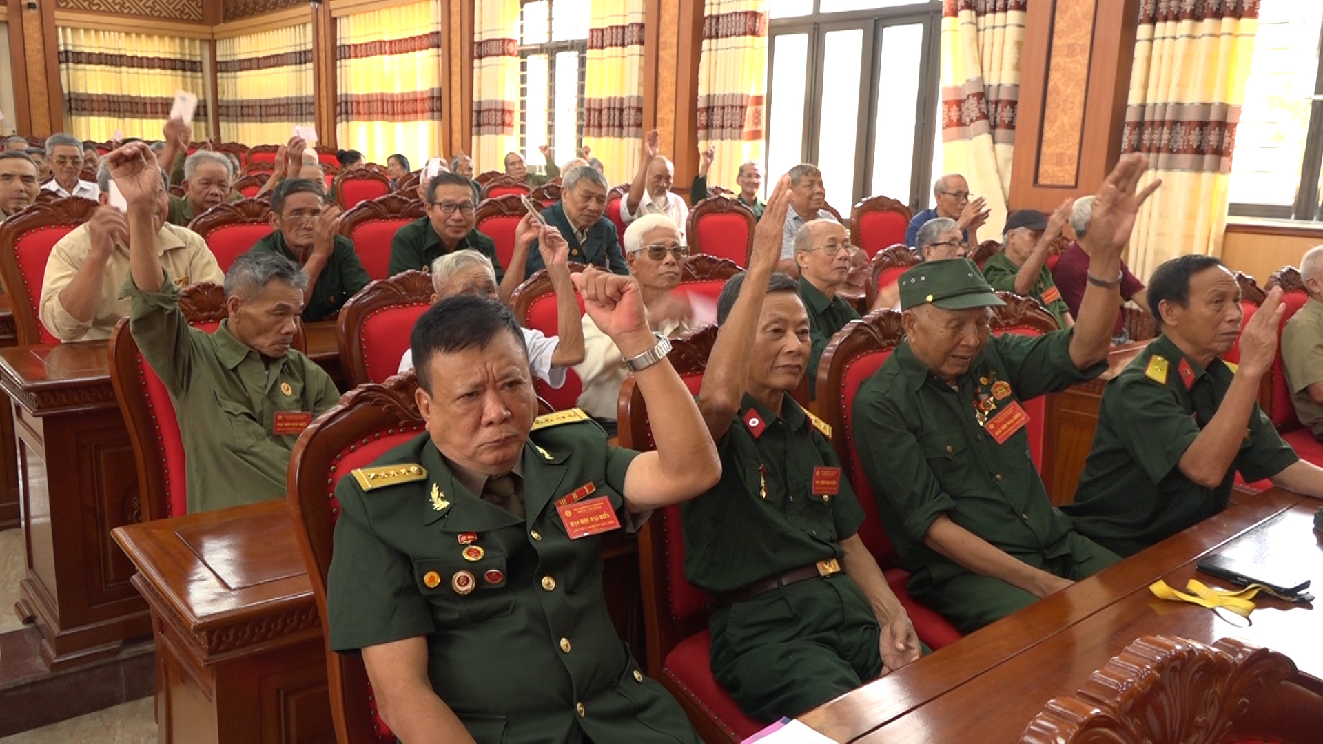 Các đại biểu tham gia biếu quyết tại Đại hội.jpg
